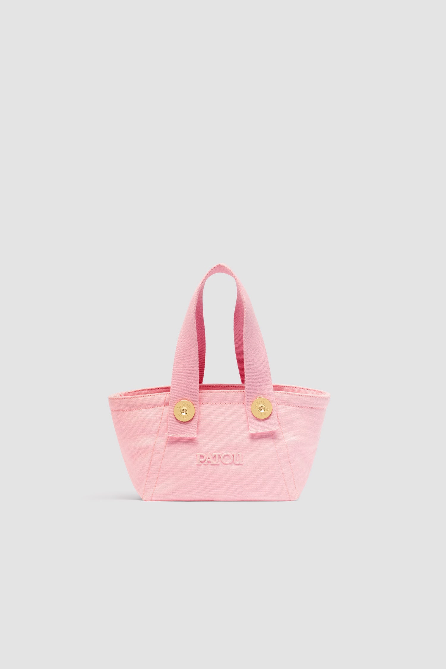 Patou - Petit cabas trapèze à logo Patou en coton - Primrose Pink - Cabas en coton rose. Petit modèle. Forme trapèze. Deux anses, deux bandoulières attachées par des boutons dorés gravés avec le logo Patou. Logo Patou brodé sur le devant.