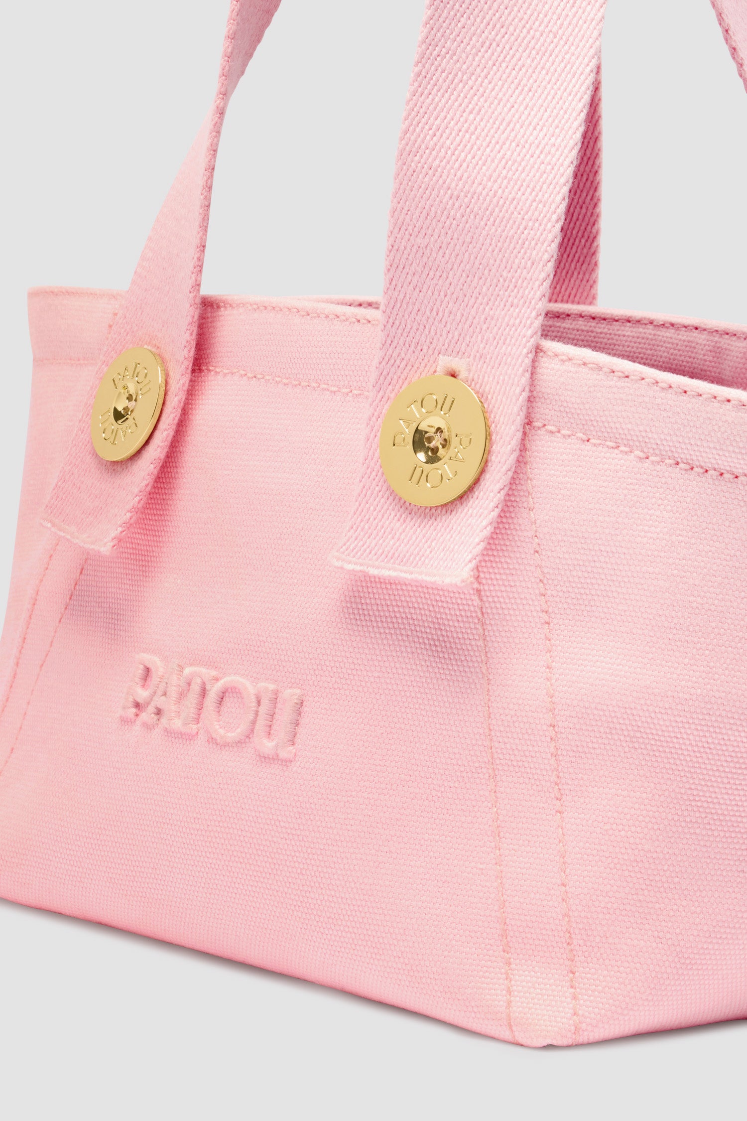 Patou - Tote a trapezio piccola con logo Patou in cotone - Primrose Pink - Borsa in cotone rosa. Modello piccolo. Forma trapezio. Doppio manico, due tracolle con bottoni oro incisi con il logo Patou. Logo Patou ricamato sul davanti.