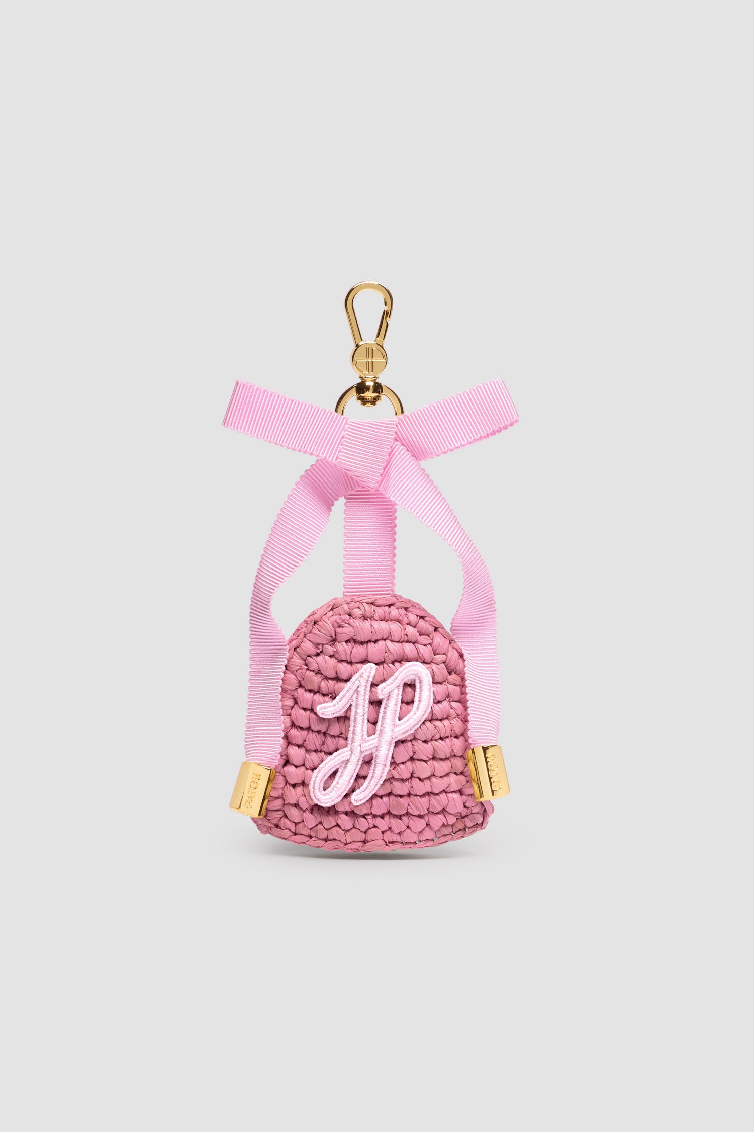 Patou - ラフィア キーホルダー - Primrose Pink - プリムローズピンクのラフィア製キーホルダー。ゴールドトーンのJPモノグラム刻印入りフックファスナー、同系色のグログランリボンとメタルチップ付き。同系色のJPモノグラム刺繍。隠しパトゥロゴ刻印入りキーリング。 手作業にて製作されたアイテム。