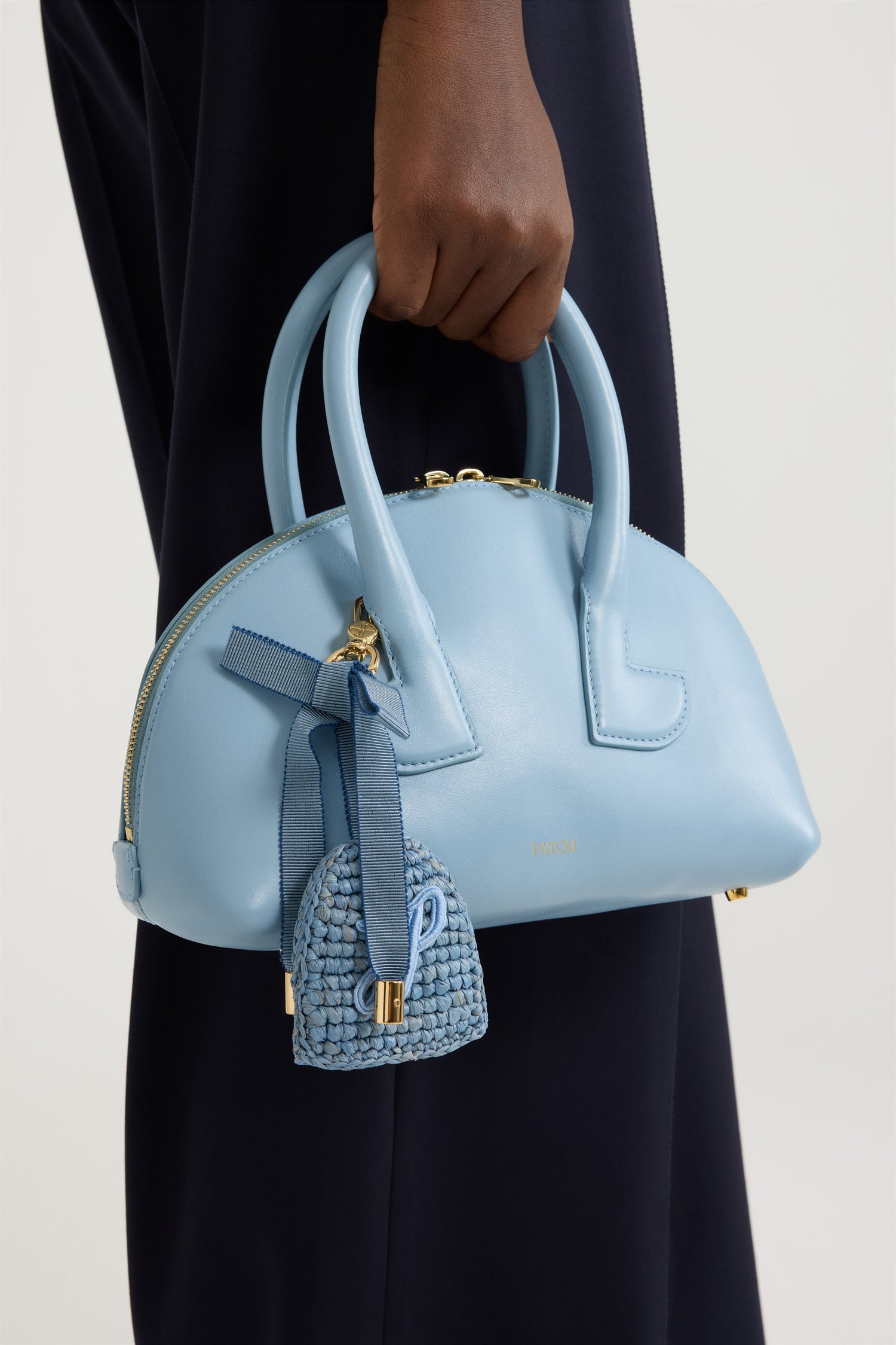 Patou - Schlüsselanhänger aus Raffiabast - Skylight Blue - Himmelblauer Schlüsselanhänger aus Raffiabast. Goldfarbener Hakenverschluss mit eingraviertem JP-Monogramm, befestigt an einer farblich passenden Schleife aus Grosgrain mit Metallspitzen. Farblich passende JP-Monogramm-Stickerei. Verdeckter Schlüsselring mit Patou Logogravur. Dieses Produkt wurde von Hand gefertigt.