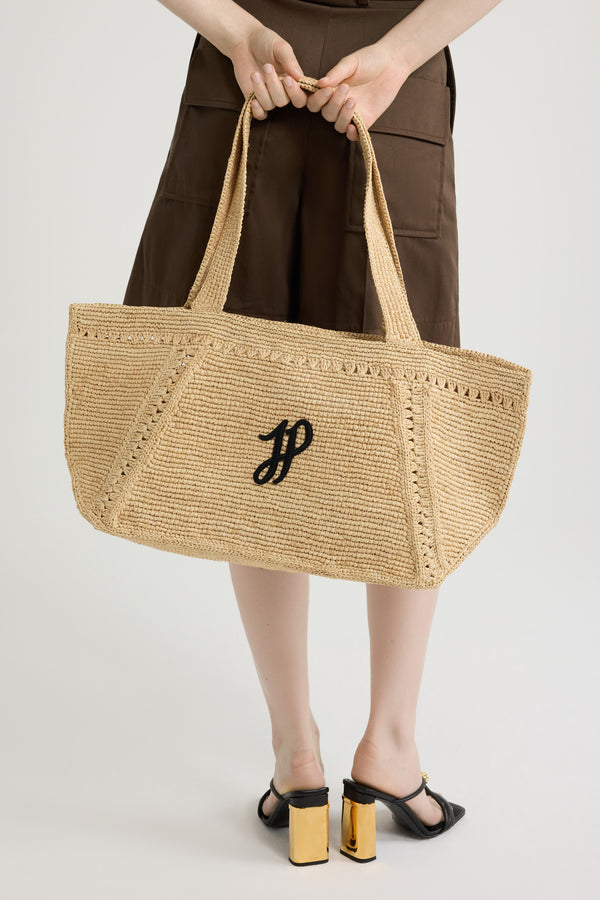 Patou - Großer trapezförmiger Patou Shopper mit Logo aus Raffiabast - Vanilla - Shopper aus natürlichem Raffiabast in Vanille. Großes Modell. Trapezform. Zwei Schulterriemen. Kontrastfarbene JP-Monogramm-Stickerei auf der Vorderseite.Dieses Modell wurde mit viel Liebe von einem unserer in der Ecole des Savoir Faire ausgebildeten Kunsthandwerker von Hand gefertigt.