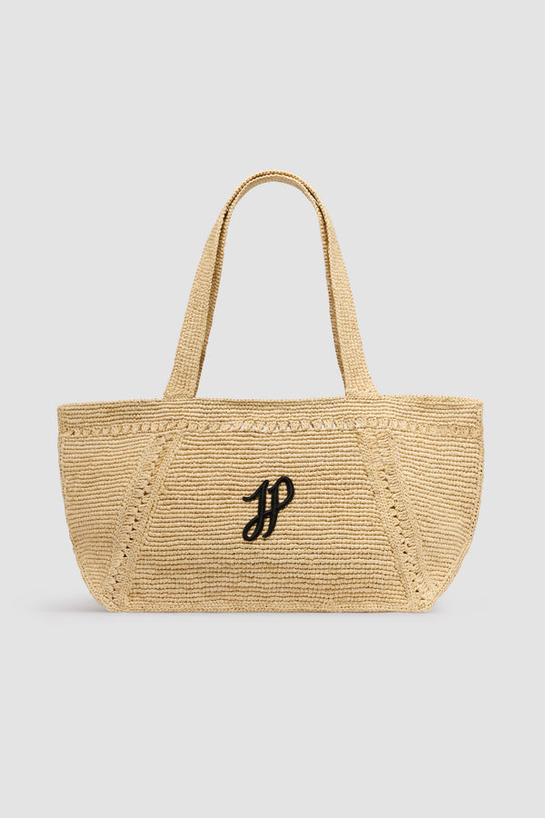 Patou - Großer trapezförmiger Patou Shopper mit Logo aus Raffiabast - Vanilla - Shopper aus natürlichem Raffiabast in Vanille. Großes Modell. Trapezform. Zwei Schulterriemen. Kontrastfarbene JP-Monogramm-Stickerei auf der Vorderseite.Dieses Modell wurde mit viel Liebe von einem unserer in der Ecole des Savoir Faire ausgebildeten Kunsthandwerker von Hand gefertigt.
