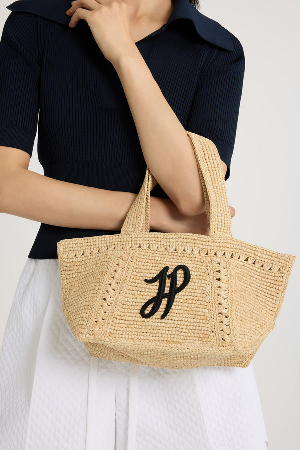 Patou - Kleiner trapezförmiger Patou Shopper mit Logo aus Raffiabast - Vanilla - Shopper aus natürlichem Raffiabast in Vanille. Kleines Modell. Trapezform. Zwei Schulterriemen. Kontrastfarbene JP-Monogramm-Stickerei auf der Vorderseite.Dieses Modell wurde mit viel Liebe von einem unserer in der Ecole des Savoir Faire ausgebildeten Kunsthandwerker von Hand gefertigt.