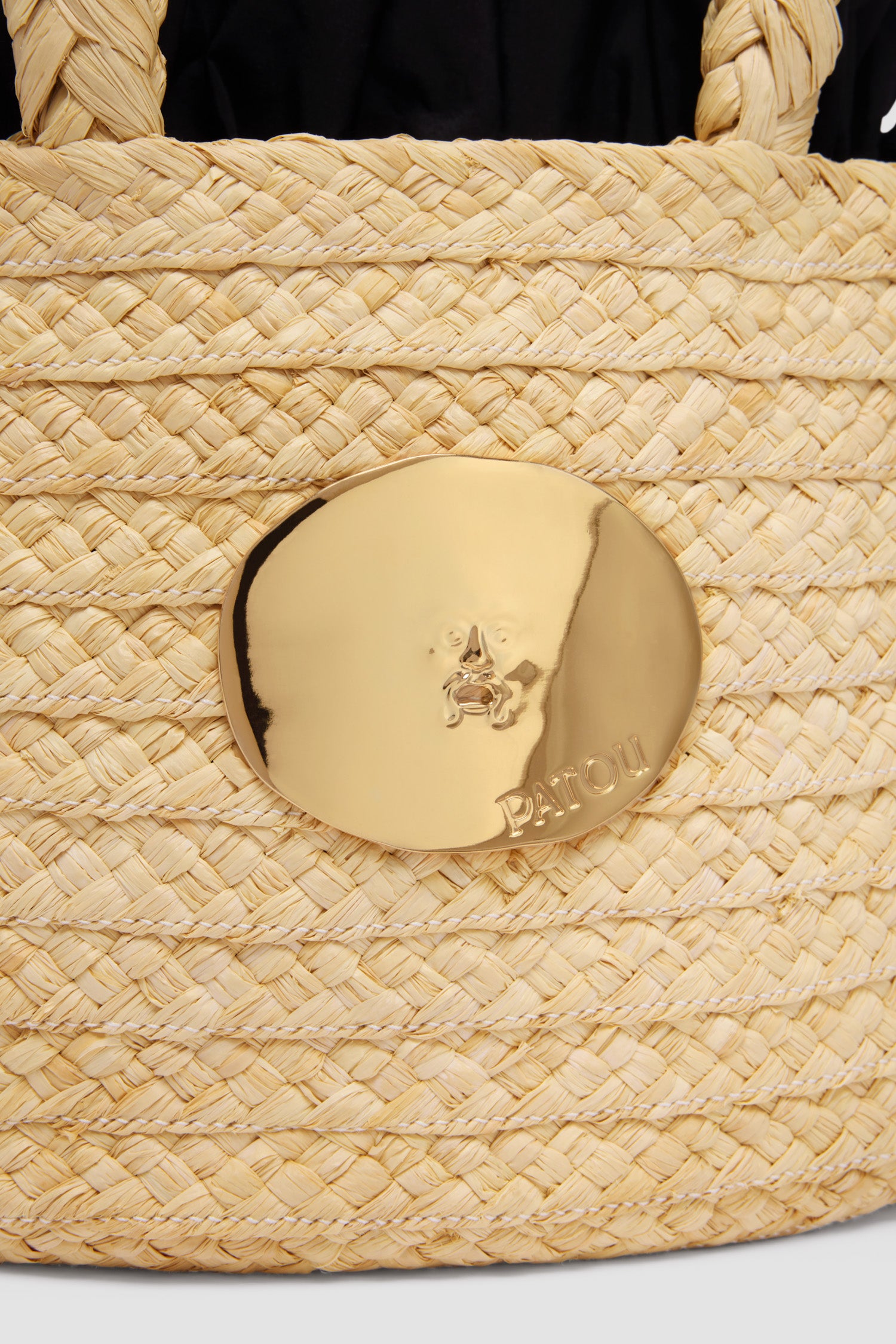 Patou - Panier en raphia - Vanilla - Panier en raphia naturel couleur vanille. Double anse tressée. Décoration dorée inspirée par la "Bocca della Verità". Doublure en tissu noir avec volant et lien en gros-grain.