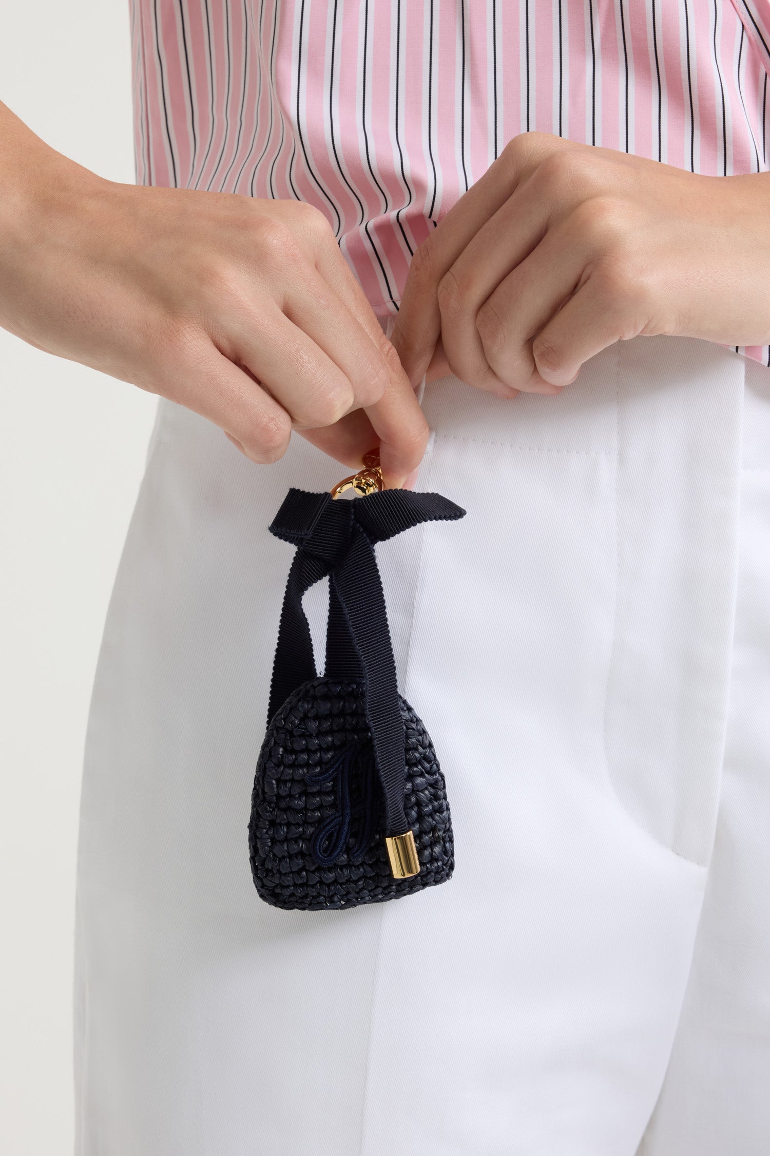 Patou - Schlüsselanhänger aus Raffiabast - Navy Black - Schwarzblauer Schlüsselanhänger aus Raffiabast. Goldfarbener Hakenverschluss mit eingraviertem JP-Monogramm, befestigt an einer farblich passenden Schleife aus Grosgrain mit Metallspitzen. Farblich passende JP-Monogramm-Stickerei. Verdeckter Schlüsselring mit Patou Logogravur. Dieses Produkt wurde von Hand gefertigt.