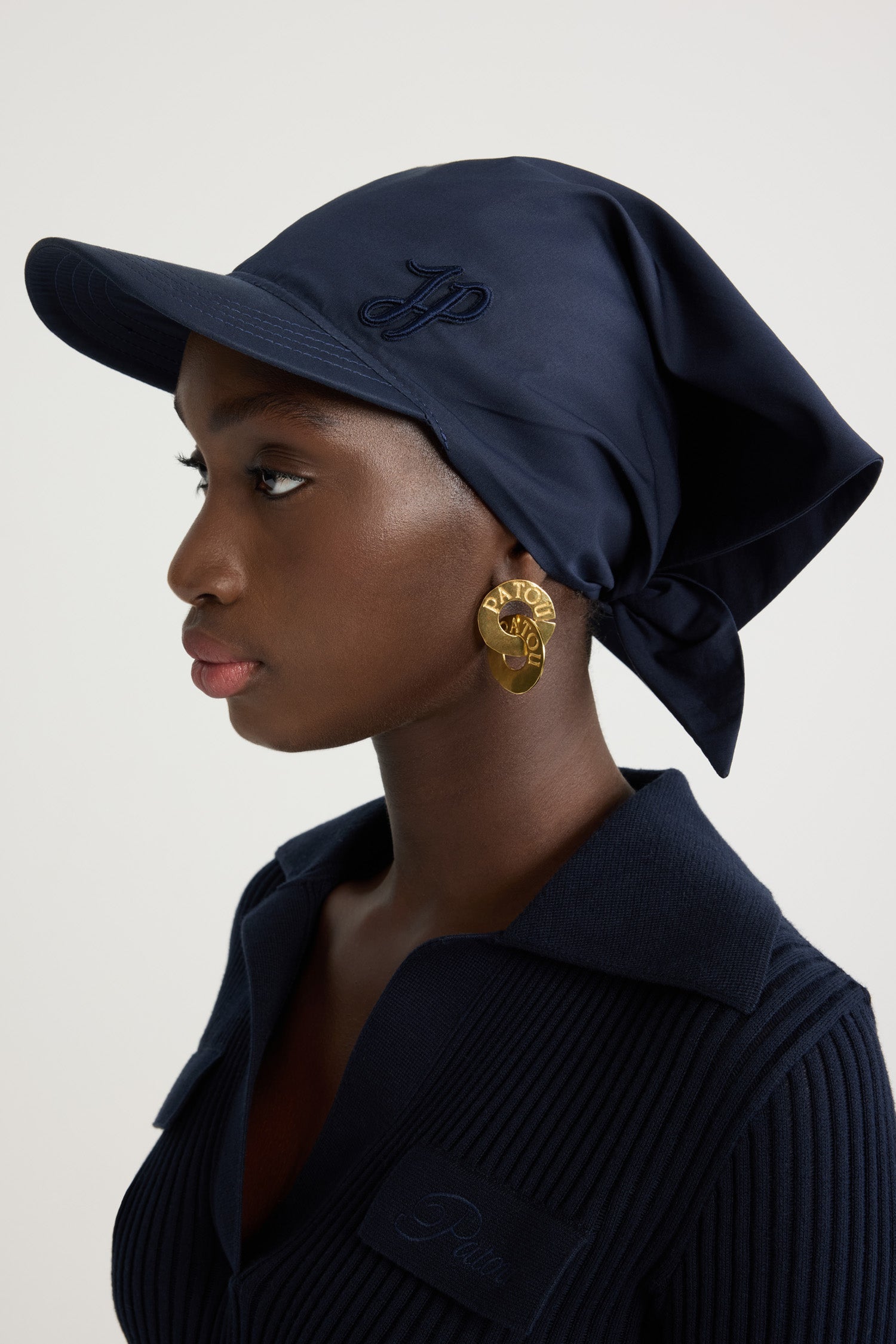 Patou - Cappellino foulard in popeline di cotone bio - Navy Black - Cappellino in popeline di cotone bio blu nero. Modello ibrido. Monogramma JP calligrafia ricamato al lato.