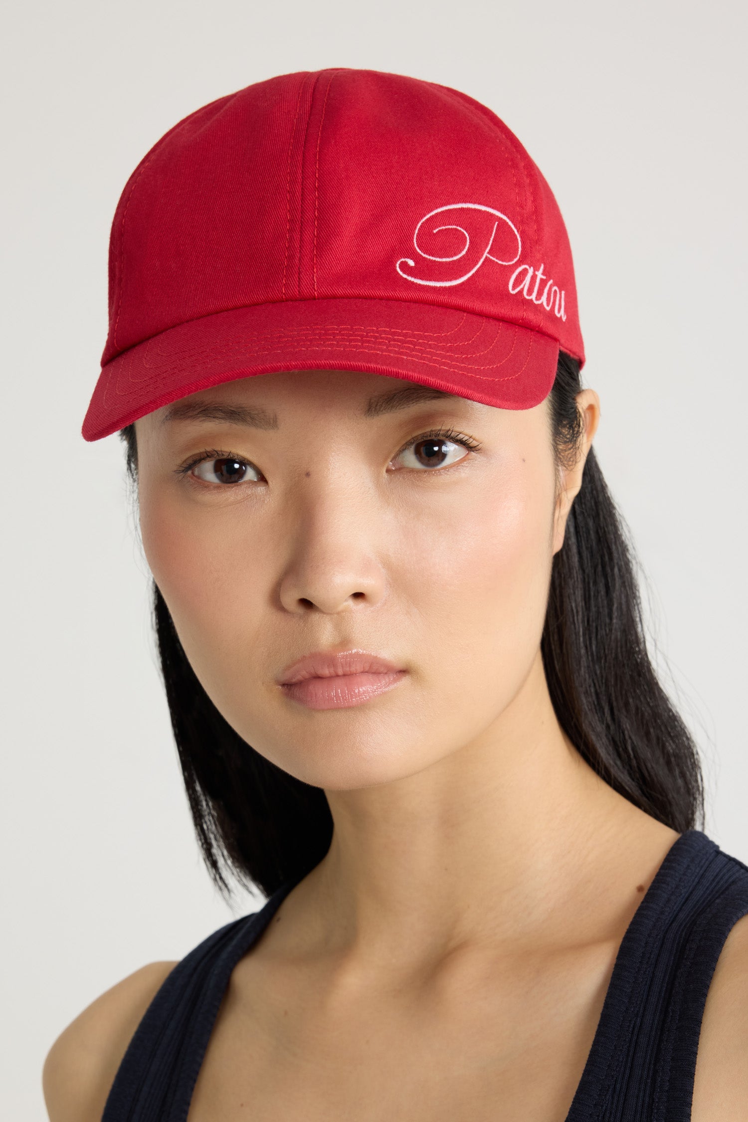 Patou - Cappellino con logo Patou ricamato in cotone - Lipstick Red - Cappellino in cotone color rossetto. Patou ricamato al lato. Elastico sul retro.Misure:S: 55 cm di circonferenzaM: 57 cm di circonferenzaL: 59 cm di circonferenza