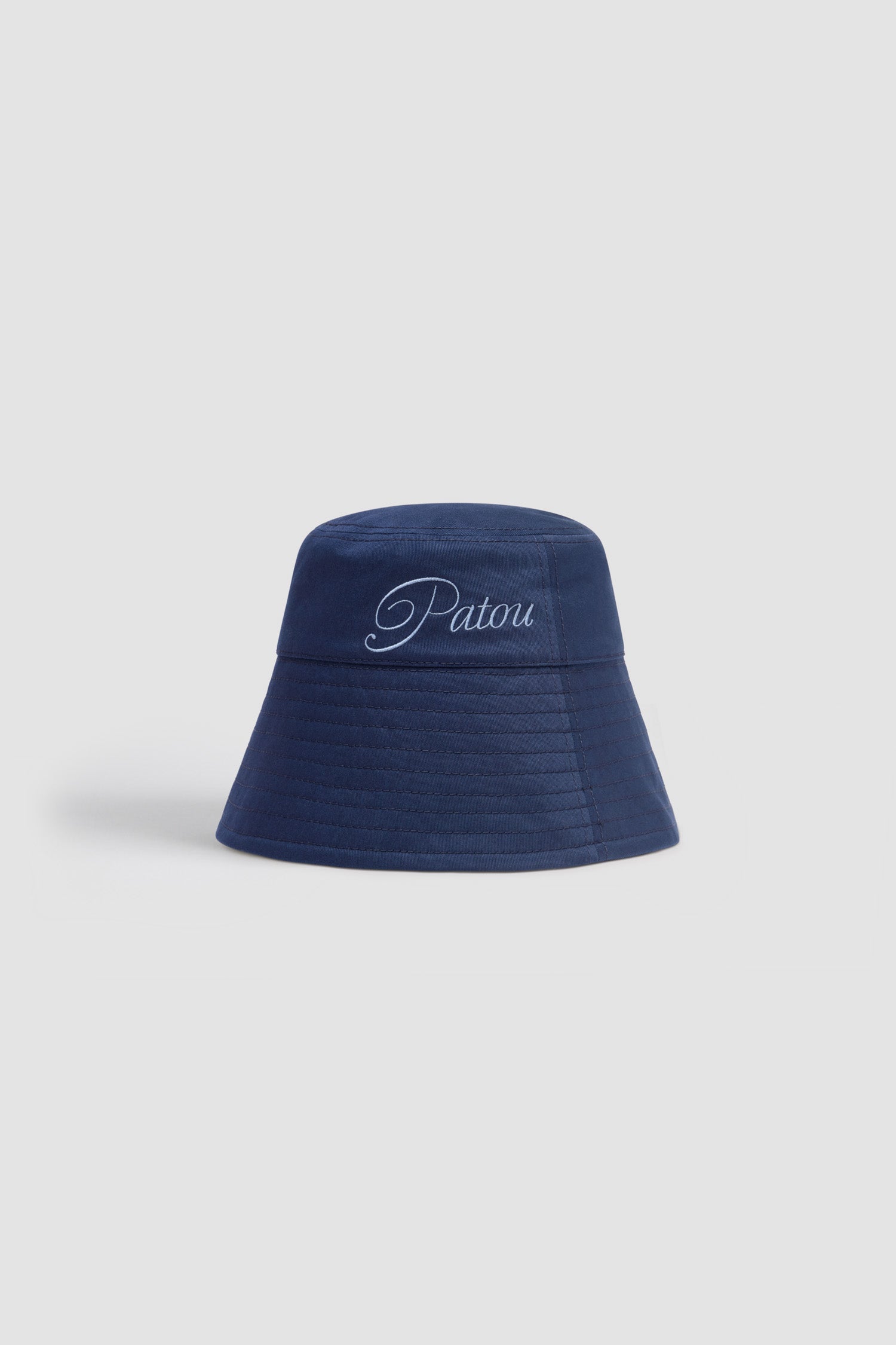 Patou - Cappello a secchiello con logo Patou ricamato in cotone - Navy Black - Cappello in cotone blu nero. Patou ricamato.Misure:S: 55 cm di circonferenzaM: 57 cm di circonferenzaL: 59 cm di circonferenza