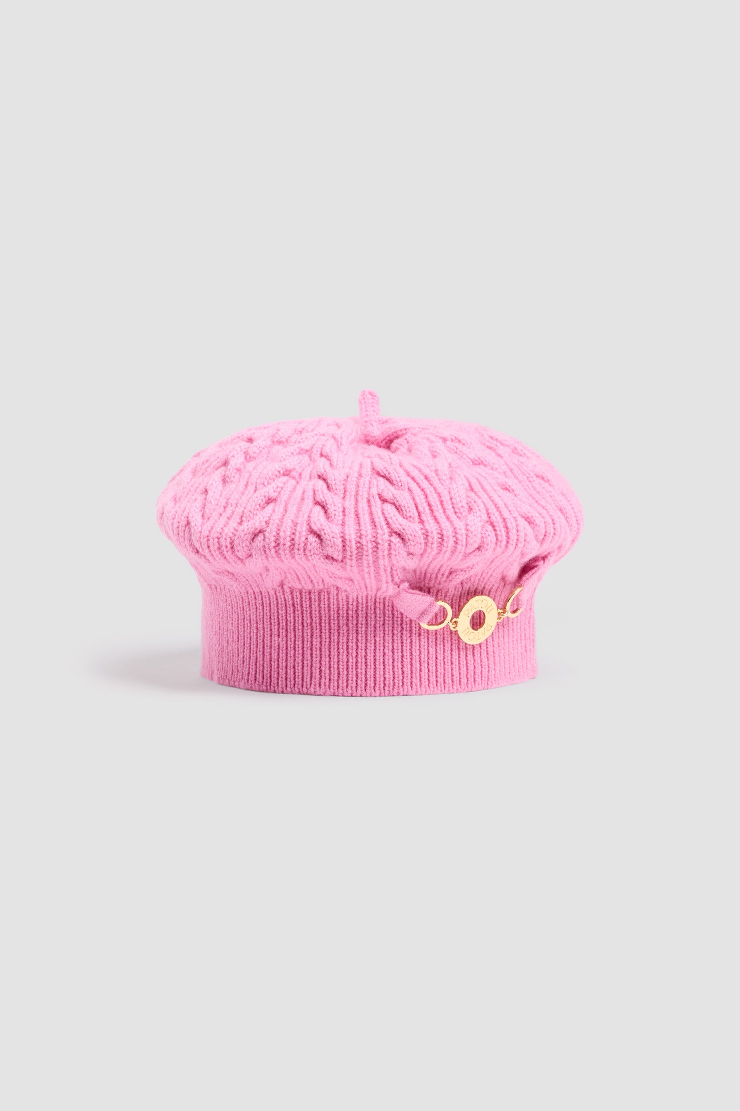 Patou - ウール&カシミヤ ケーブルニット ベレー - Pink Pearl - ピンクパールのウール&カシミア製ベレー。ケーブルニット。リブ編みのブリム。フロントにゴールドトーンのパトゥロゴ刻印入りメダリオン装飾。