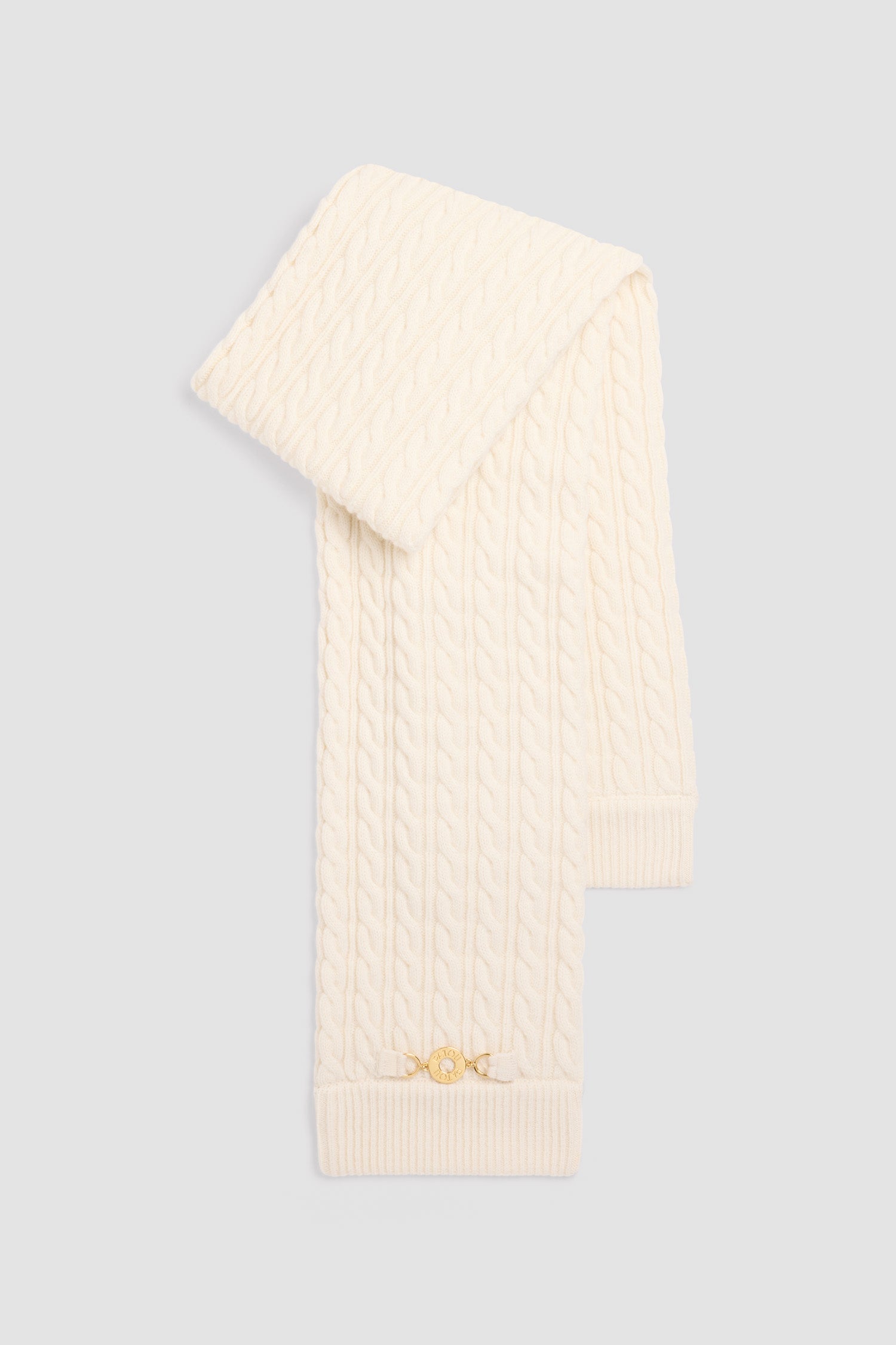 Patou - ウール&カシミヤ ケーブルニット スカーフ - Snowberry White - スノーベリーホワイトのメリノウール&カシミア製ベレー。ケーブルニット。リブ編みのエッジ。フロントにゴールドトーンのパトゥロゴ刻印入りメダリオン装飾。