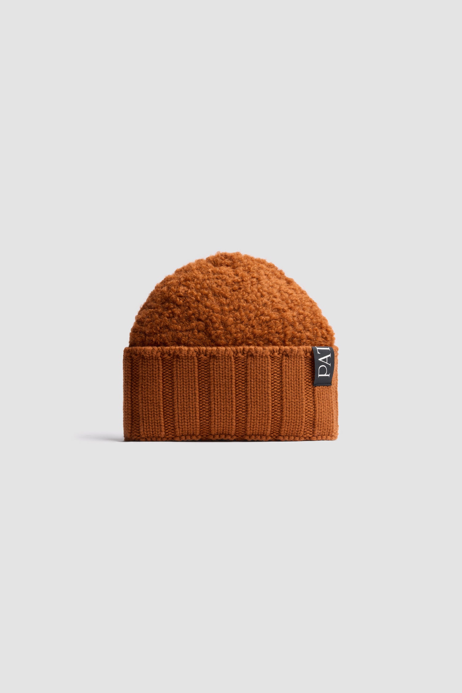 Patou - Bonnet en maille bouclée en mélange de laine et d’alpaga - Pumpkin Spice - Bonnet en mélange de laine mérinos et d’alpaga marron épice à citrouille. Maille bouclée. Revers côtelé. Étiquette Patou sur l’ourlet.