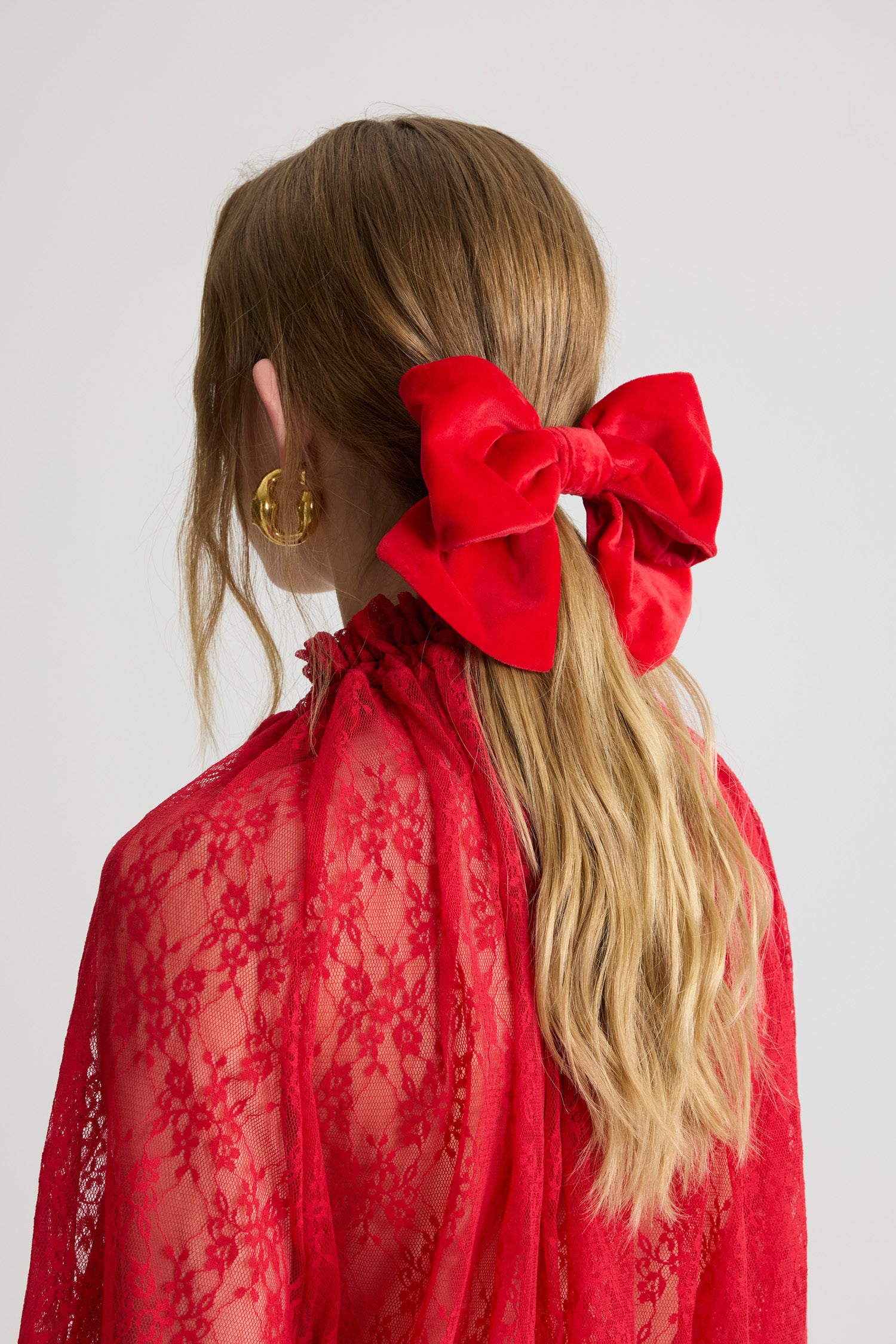 Patou - Barrette nœud en velours de coton - Red - Barrette en velours de coton rouge. Forme nœud. Fermoir en métal. Étiquette Patou sur l’arrière.