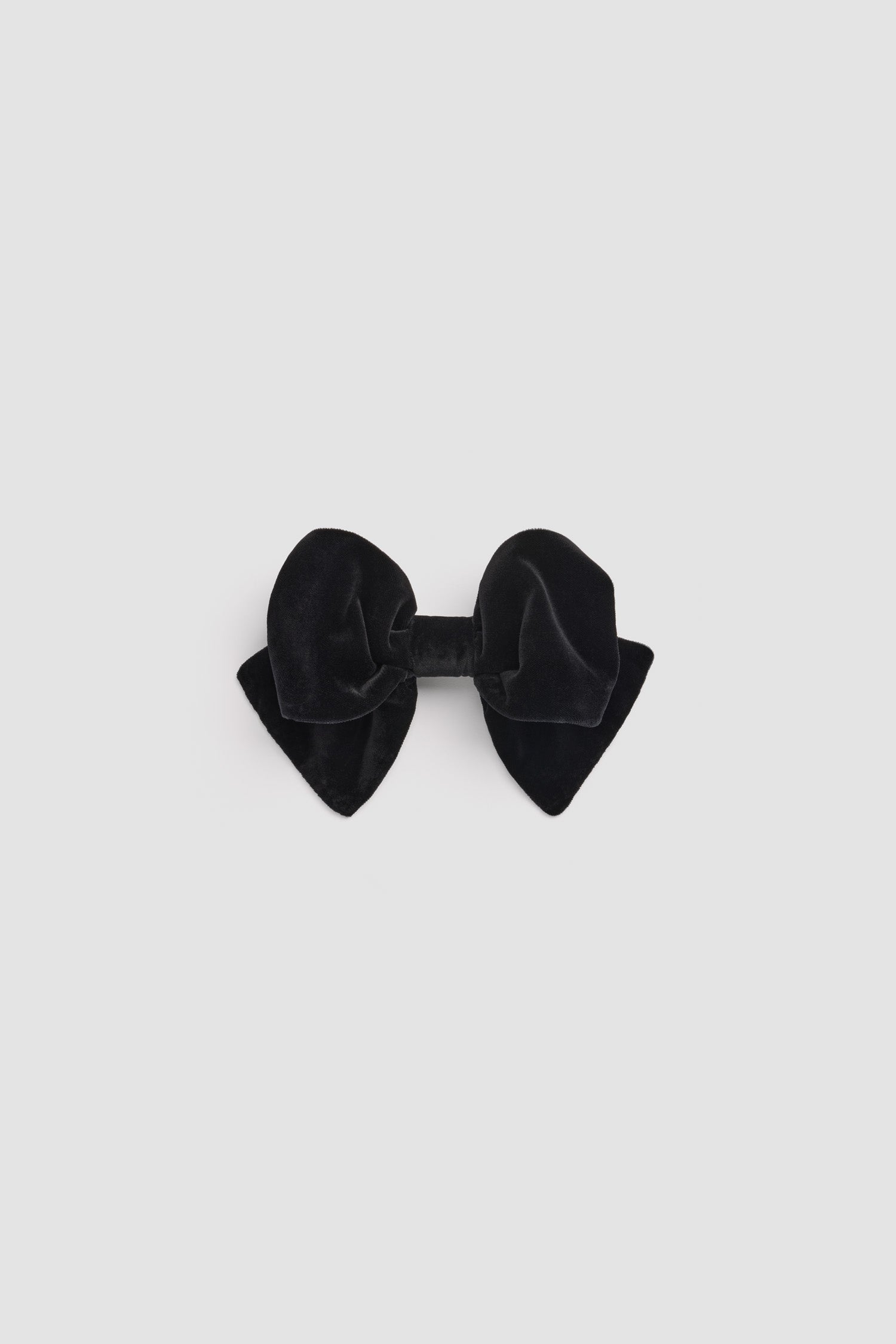 Patou - コットンベルベット ボウヘアクリップ - Black - ブラックのコットンベルベット製ヘアクリップ。リボンの形状。メタル開閉。背面にパトゥロゴラベル。