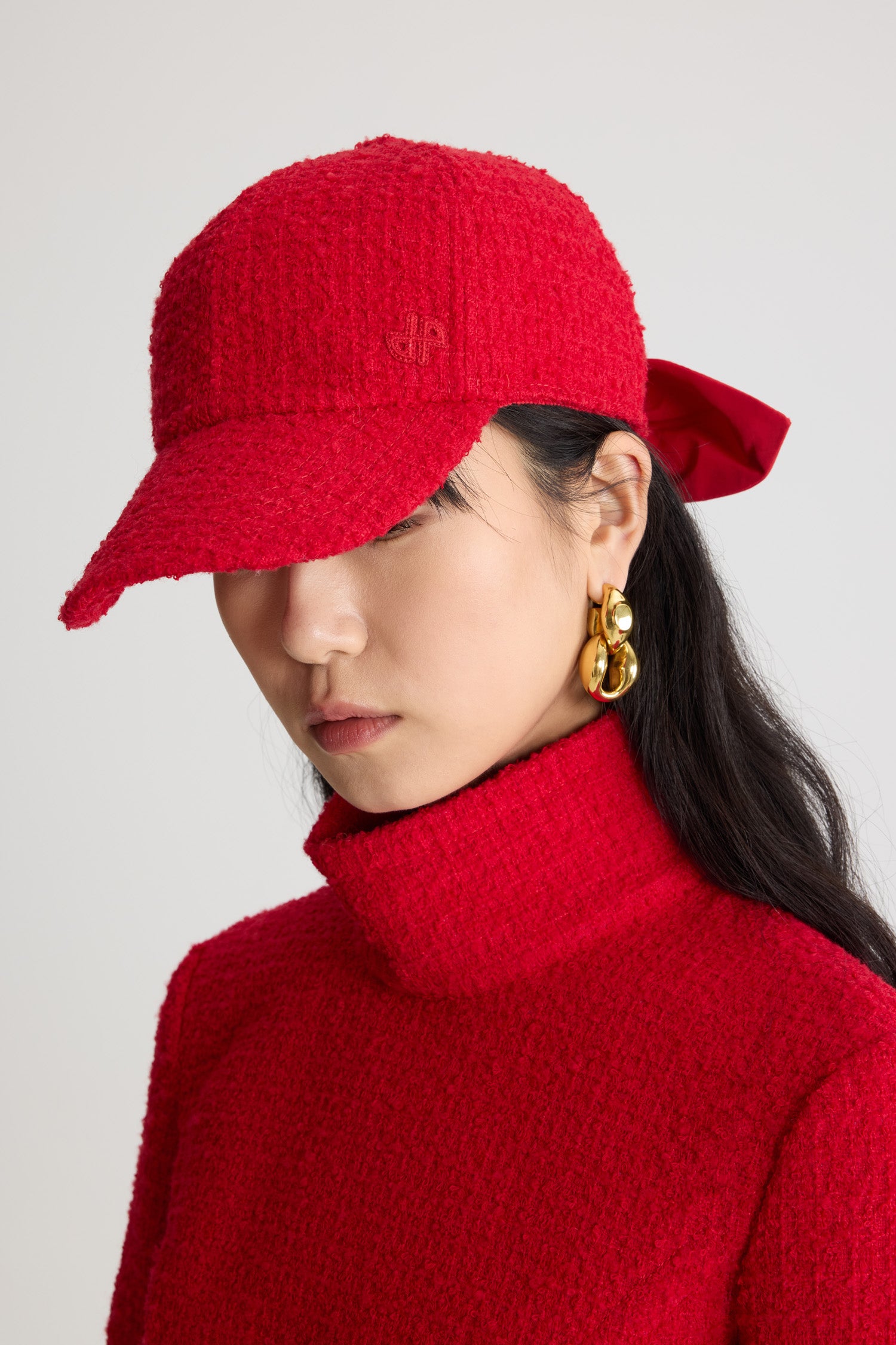 Patou - 지속 가능한 울 혼방 트위드 소재 꾸뛰르 캡 - Scarlet Red - 스칼렛 레드 컬러의 지속 가능한 울 혼방 트위드 캡. 텍스처드 마감. 앞면에 JP 모노그램 자수 장식. 뒷면의 폴리에스테르 파유 보우 클로저.