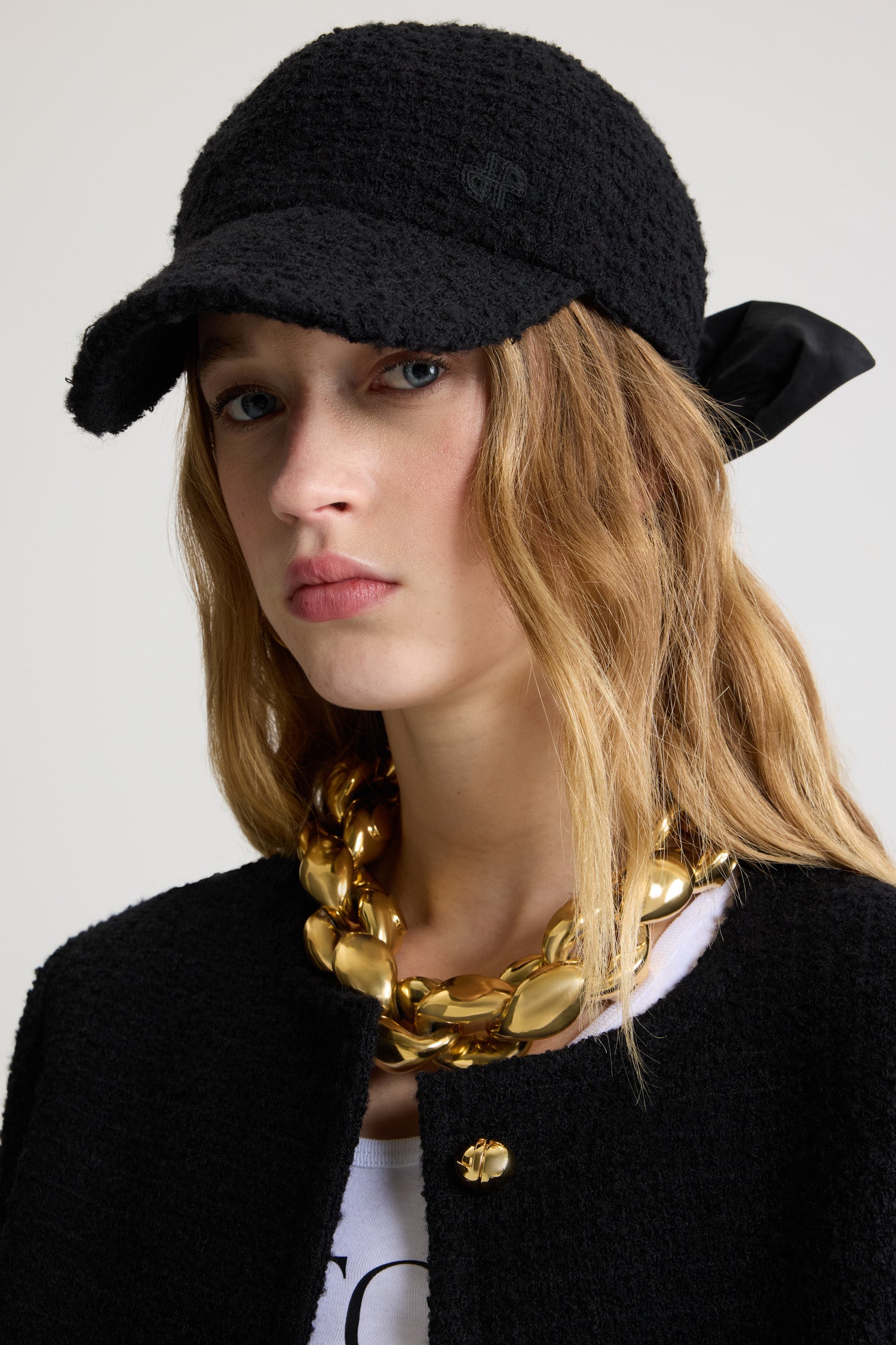Patou - Cappello couture in tweed di misto lana sostenibile - Black - Cappello in tweed di misto lana sostenibile nero. Finitura testurizzata. Monogramma JP ricamato sul davanti. Chiusura con fiocco in faille di poliestere sul retro.