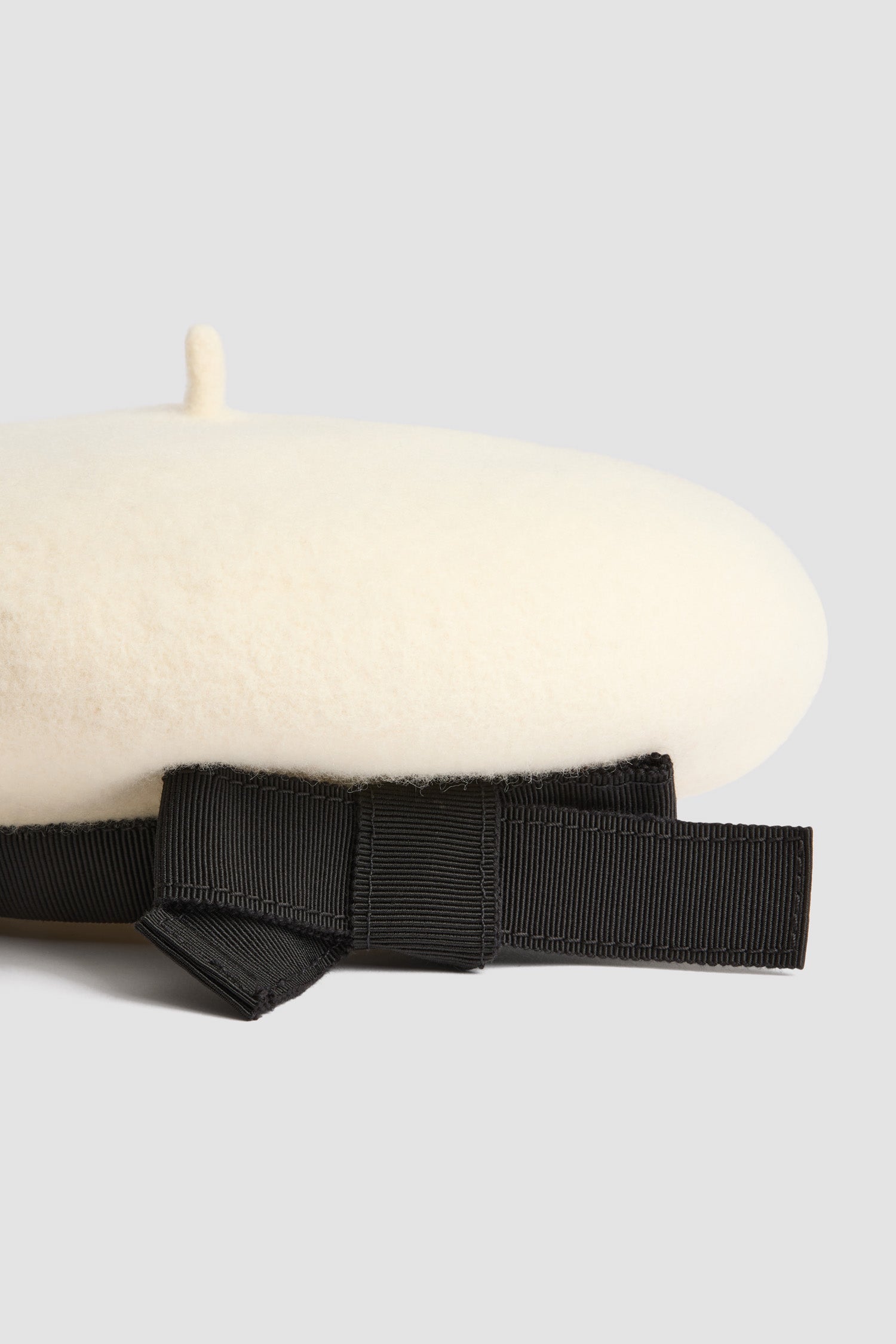 Patou - Basco con grosgrain in feltro di lana - Snowberry White - Cappello in feltro di lana Snowberry White. Basco dal modello classico. Bordo in grosgrain tono su tono con fiocco sul davanti.