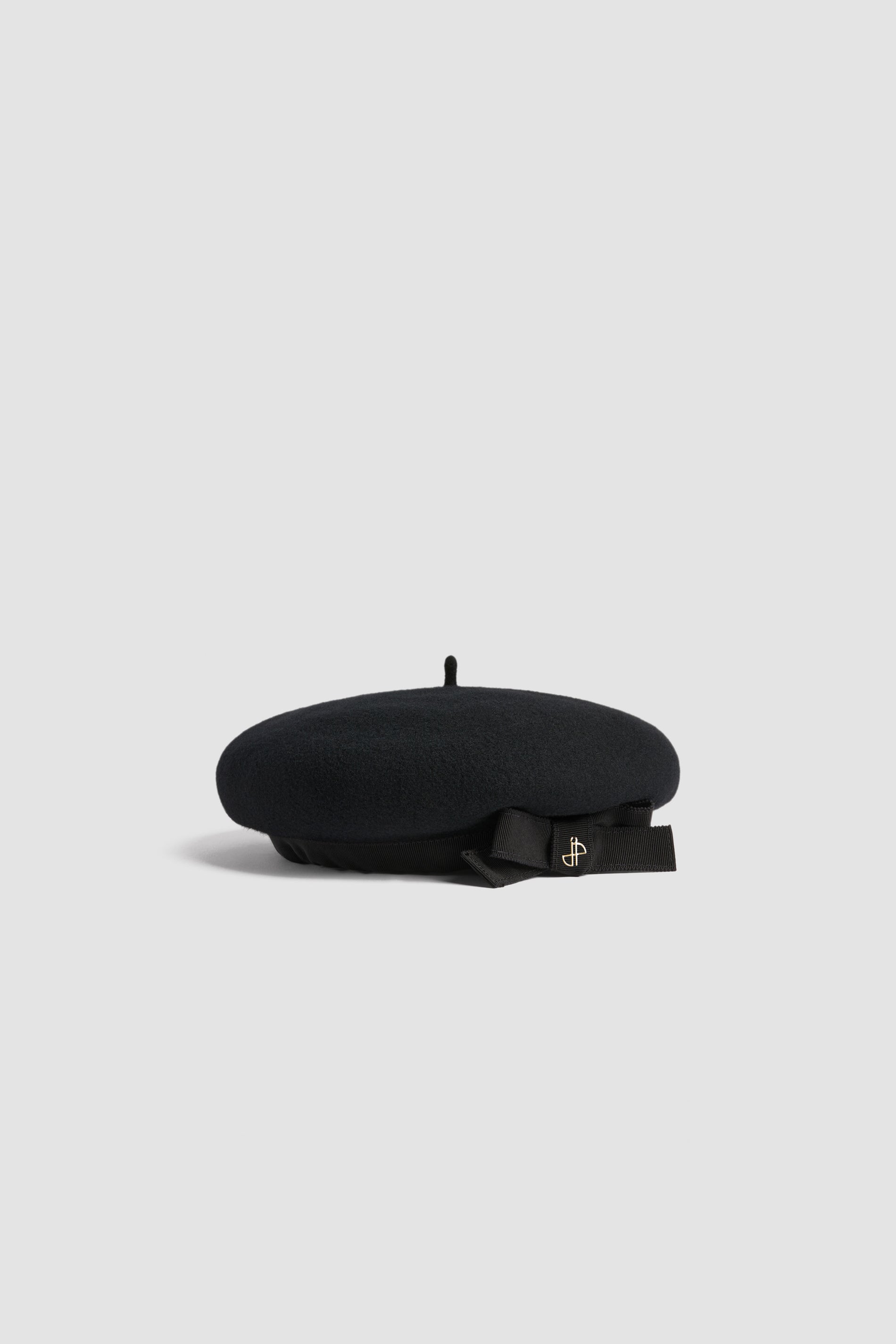 Patou - Baskenmütze mit Ripsband aus Wollfilz - Black - Mütze aus Merinowollfilz in Schwarz. Klassisches Baskenmützendesign. Farblich passender Ripsbandrand mit Schleife auf der Vorderseite.