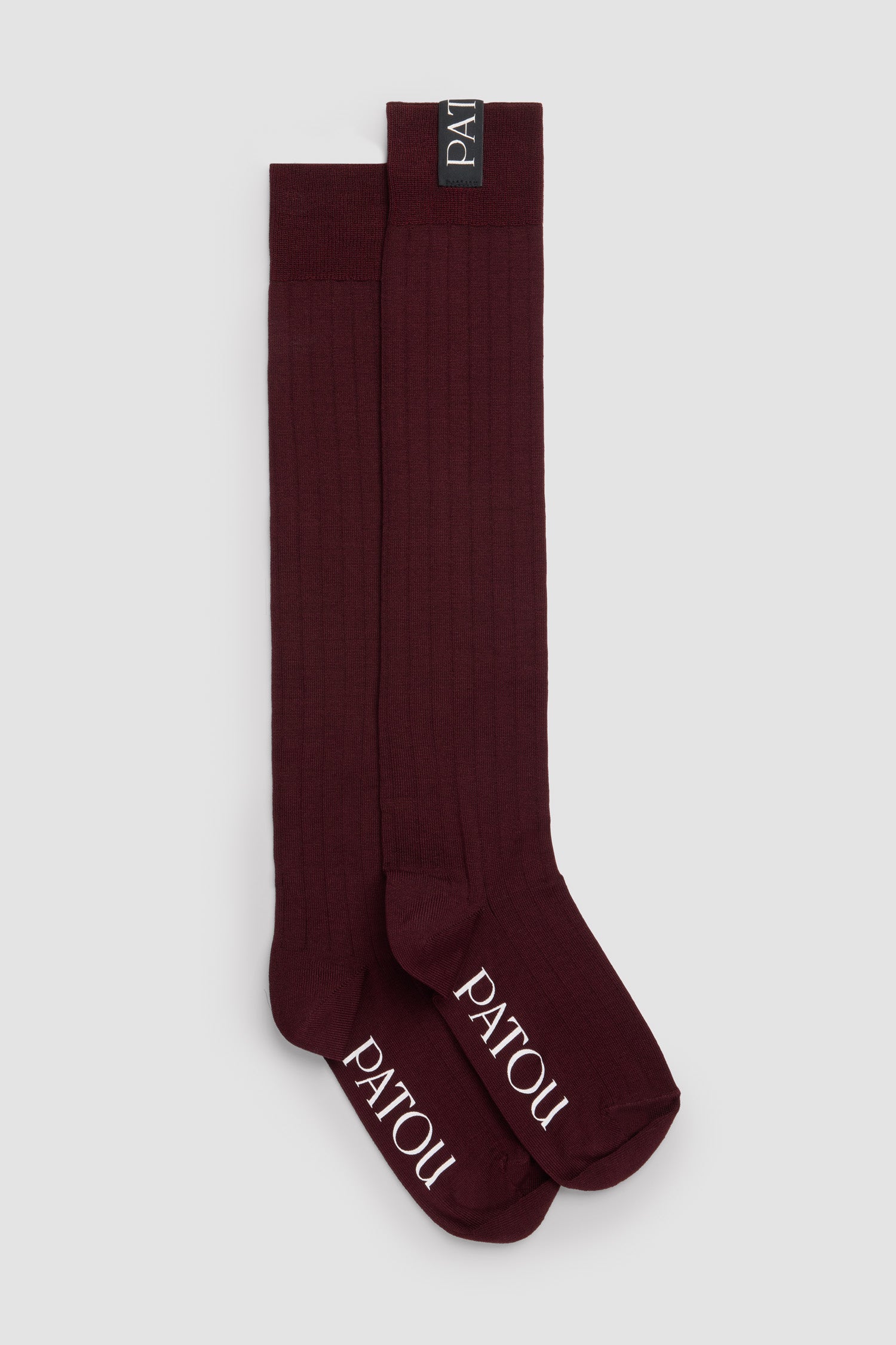 Patou - Chaussettes montantes côtelées en coton mélangé - Vignola - Chaussettes en coton mélangé bordeaux Vignola. Maille côtelée. Hauteur genou. Étiquette Patou sur le bord, logo Patou en jacquard sous le pied.