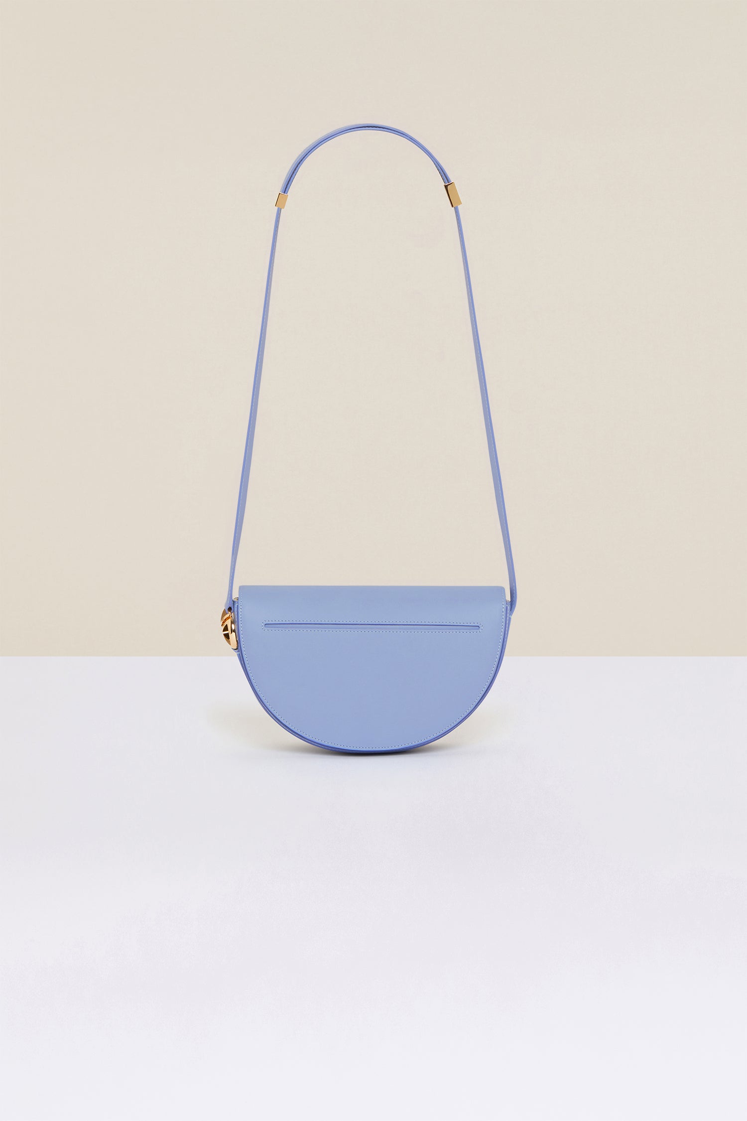 Patou - Le Patou Tasche aus Leder - Alaska Blue - Le Patou – über beide Ohren verliebt!Handtasche aus Leder in Alaska-Blau. Gefertigt aus einzigartigen Materialien, die aus unverwendeten hochwertigen Lederhäuten gewonnen wurden. 40 nummerierte Exemplare in limitierter Auflage. Halbkreis-Format mit geometrischen, vom JP-Monogramm inspirierten Cut-Outs. Goldfarbene Metallelemente mit JP-Monogramm-Detail an der Seite. Verstellbarer Riemen zum Tragen über der Schulter, diagonal am Körper oder in der Hand. Magnetverschluss mit goldfarbenem JP-Detail. Mehrere Fächer auf der Innenseite. Öko-Futter.Maße: 25 cm (Länge), 15 cm (Höhe), 6 cm (Tiefe)3 Längen für den verstellbaren Riemen: 47 cm (zum Tragen über der Schulter), 36 cm (zum Tragen diagonal am Körper), 28 cm (zum Tragen in der Hand).