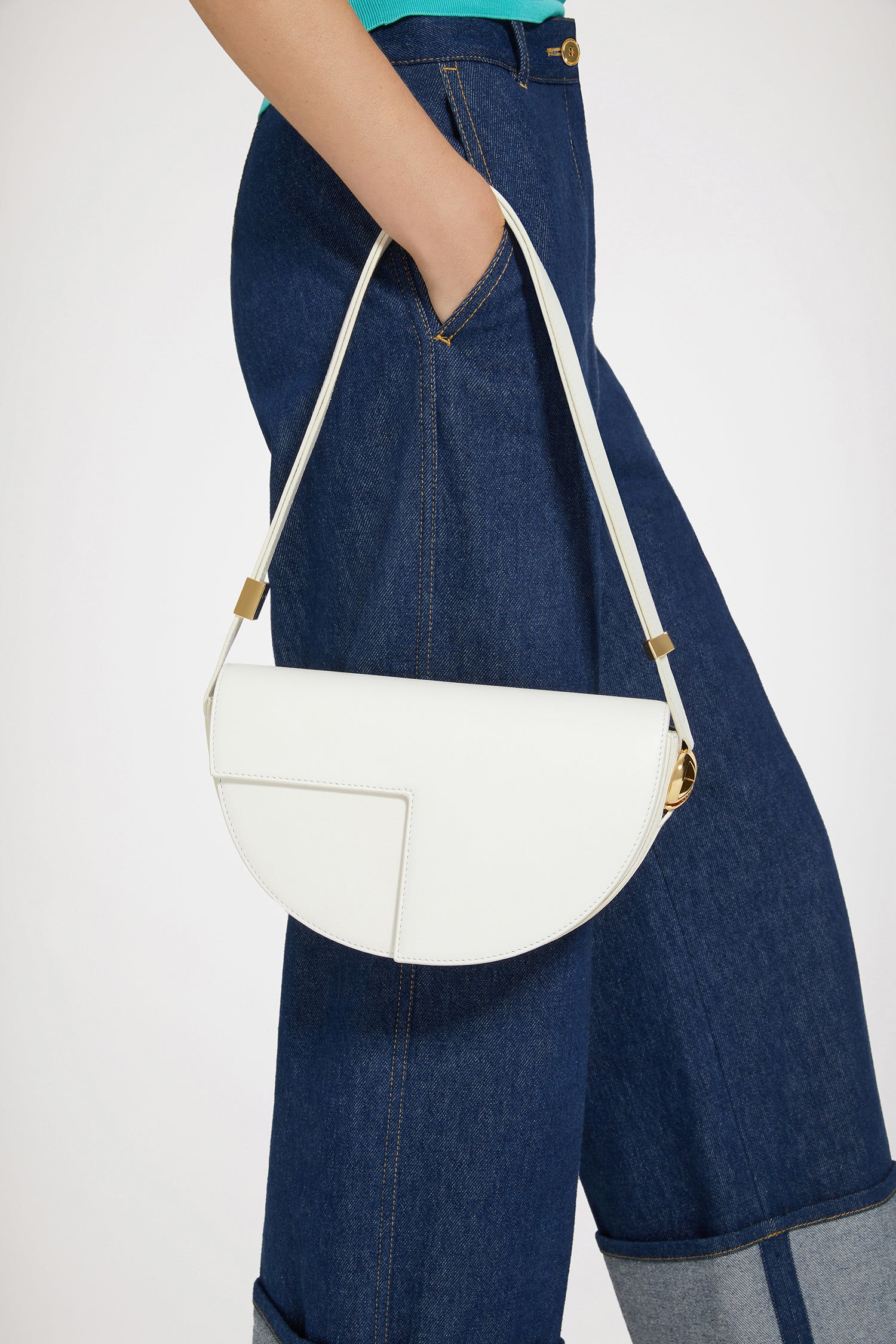 Patou - Le Patou bag in leather - White - Le Patou, we are more than a little in love with you!White leather handbag. 60 limited numbered edition. Half-circle shape with geometric cut-outs inspired by the JP monogram. Gold-tone hardware with JP monogram detail at the side. Adjustable strap that allows it to be worn on the shoulder, across the body or carried by hand. Magnetic closure with gold-tone JP detail. Multiple compartments inside. Eco lining.Measures: 25 cm (length), 15 cm (height), 6 cm (depth)3 lengths for the adjustable strap: 47 cm (on the shoulder), 36 cm (across the body), 28 cm (carried by hand)
