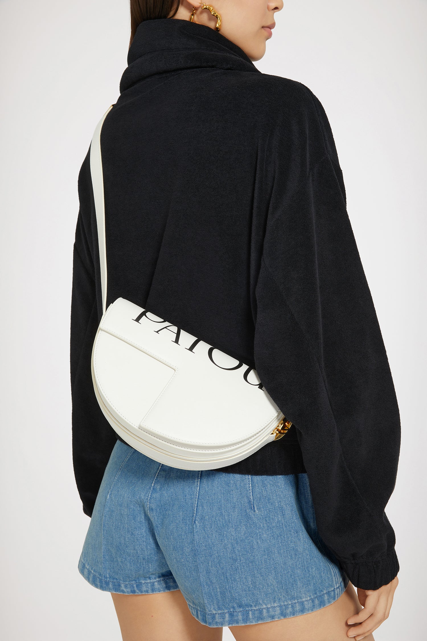 Patou - Borsa Le Patou - White Black Logo - Conosci Le Patou? La borsa cult in tutti i colori che ami di più.Borsa in pelle bianca. Maxi logo. Edizione limitata e numerata di 60 esemplari. Forma a mezzaluna con tagli geometrici ispirati al monogramma JP. Pezzi in metallo oro con dettaglio JP ispirato a una spilla dell'archivio Jean Patou. Tracolla regolabile che permette di indossarla in più modi: in spalla, crossbody o a mano. Chiusura magnetica con dettaglio JP oro. Compartimenti interni multipli. Fodera in ecocamoscio.Dimensioni : lunghezza: 25 cm; altezza: 15 cm; larghezza: 6 cmTracolla regolabile con tre lunghezze: 47 cm (sulla spalla), 36 cm (crossbody), 28 cm (a mano)
