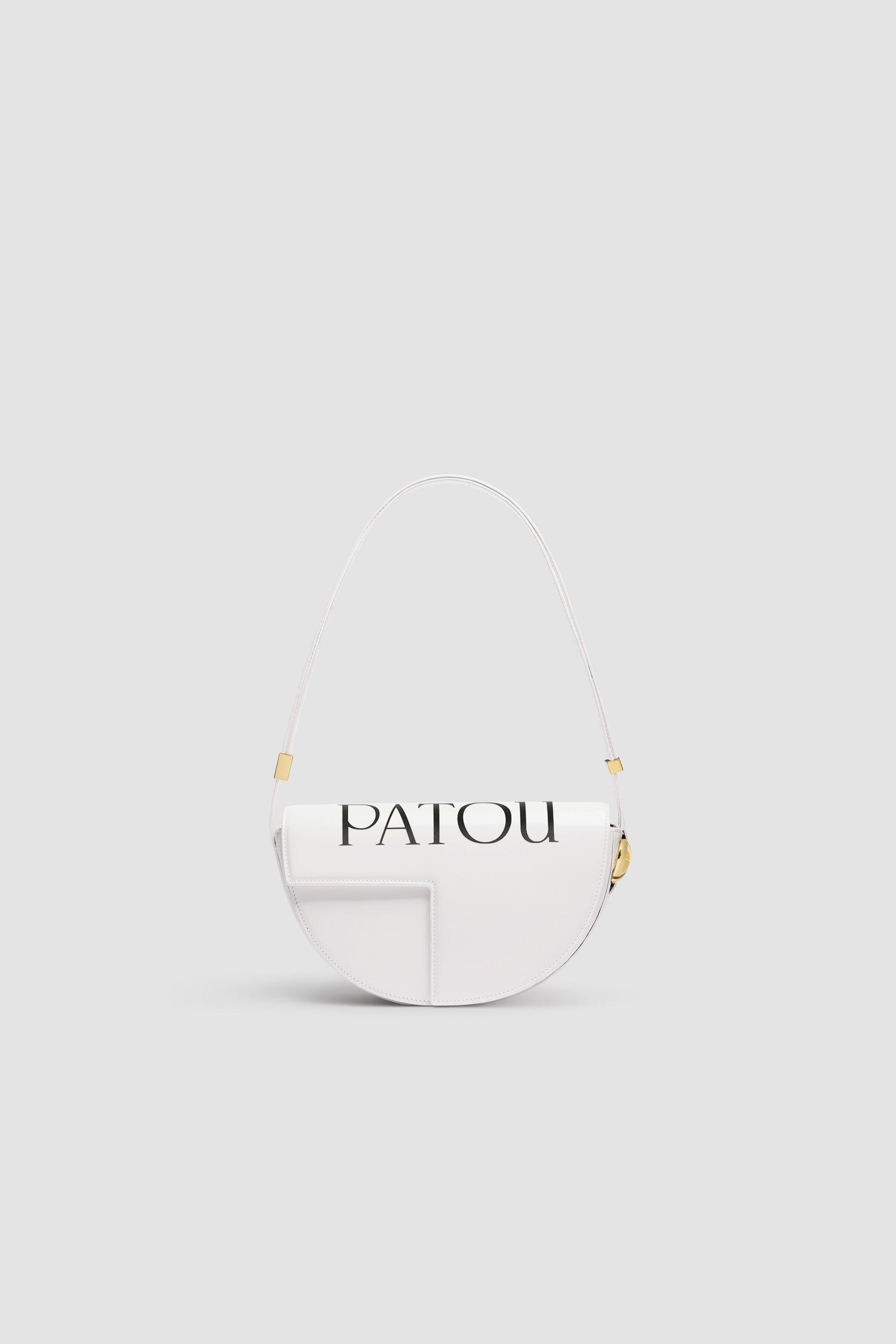 Patou - Borsa Le Patou - White Black Logo - Conosci Le Patou? La borsa cult in tutti i colori che ami di più.Borsa in pelle bianca. Maxi logo. Edizione limitata e numerata di 60 esemplari. Forma a mezzaluna con tagli geometrici ispirati al monogramma JP. Pezzi in metallo oro con dettaglio JP ispirato a una spilla dell'archivio Jean Patou. Tracolla regolabile che permette di indossarla in più modi: in spalla, crossbody o a mano. Chiusura magnetica con dettaglio JP oro. Compartimenti interni multipli. Fodera in ecocamoscio.Dimensioni : lunghezza: 25 cm; altezza: 15 cm; larghezza: 6 cmTracolla regolabile con tre lunghezze: 47 cm (sulla spalla), 36 cm (crossbody), 28 cm (a mano)