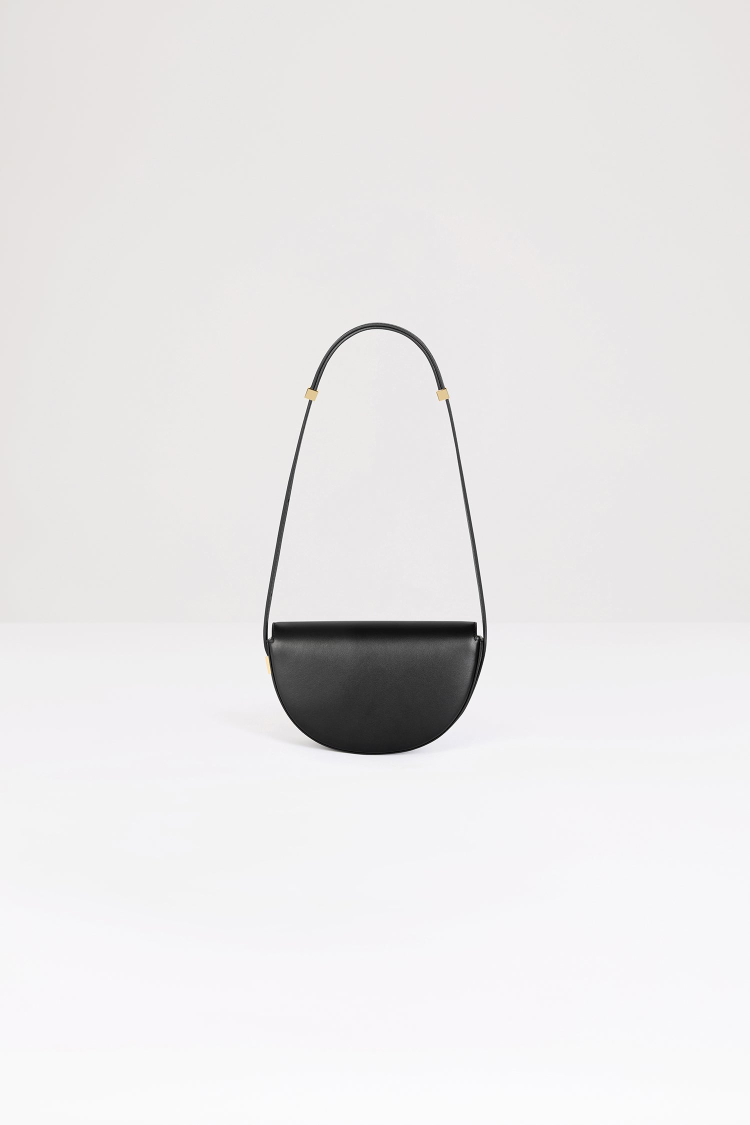 Patou - Le Petit Patou Logo Tasche aus Leder - Black and White - Eine kleinere Version des absoluten Patou Lieblings!Handtasche aus Leder in Schwarz. Aufgedrucktes Patou auf der Oberseite. Gefertigt aus einzigartigen Materialien, die aus unverwendeten hochwertigen Lederhäuten gewonnen wurden. 160 nummerierte Exemplare in limitierter Auflage. Halbkreis-Format mit geometrischen, vom JP-Monogramm inspirierten Cut-Outs. Goldfarbene Metallelemente mit Patou Gravurdetail an der Seite. Verstellbarer Riemen zum Tragen über der Schulter, diagonal am Körper oder in der Hand. Magnetverschluss mit goldfarbenem JP-Detail. Innenfach. Öko-Futter.Maße: 20 cm (Länge), 13 cm (Höhe), 5 cm (Breite)