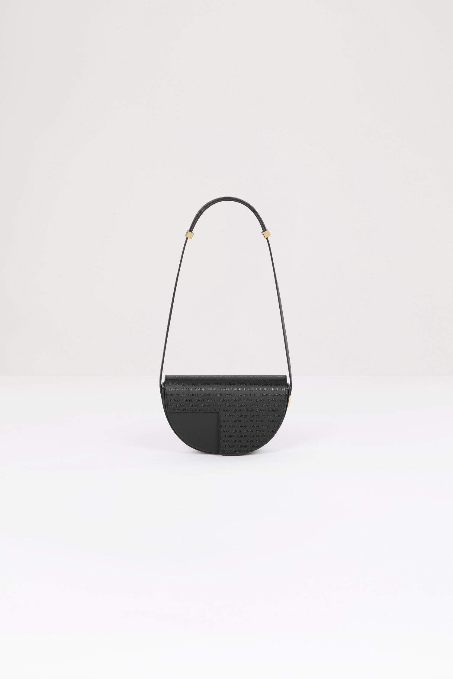 Patou - Borsa Le Petit Patou - Black and Glossy Black - Petit Patou, grande stile.Borsa in pelle nera. Realizzata con pellami recuperati dal ciclo di produzione. Edizione limitata e numerata di 80 esemplari. Forma a mezzaluna con tagli geometrici ispirati al monogramma JP. Dettaglio in metallo oro inciso Patou al lato. Tracolla regolabile che permette di indossarla in più modi: in spalla, crossbody o a mano. Chiusura magnetica con dettaglio JP oro. Fodera eco-friendly.Dimensioni : lunghezza: 20 cm; altezza: 13 cm; larghezza: 5 cm