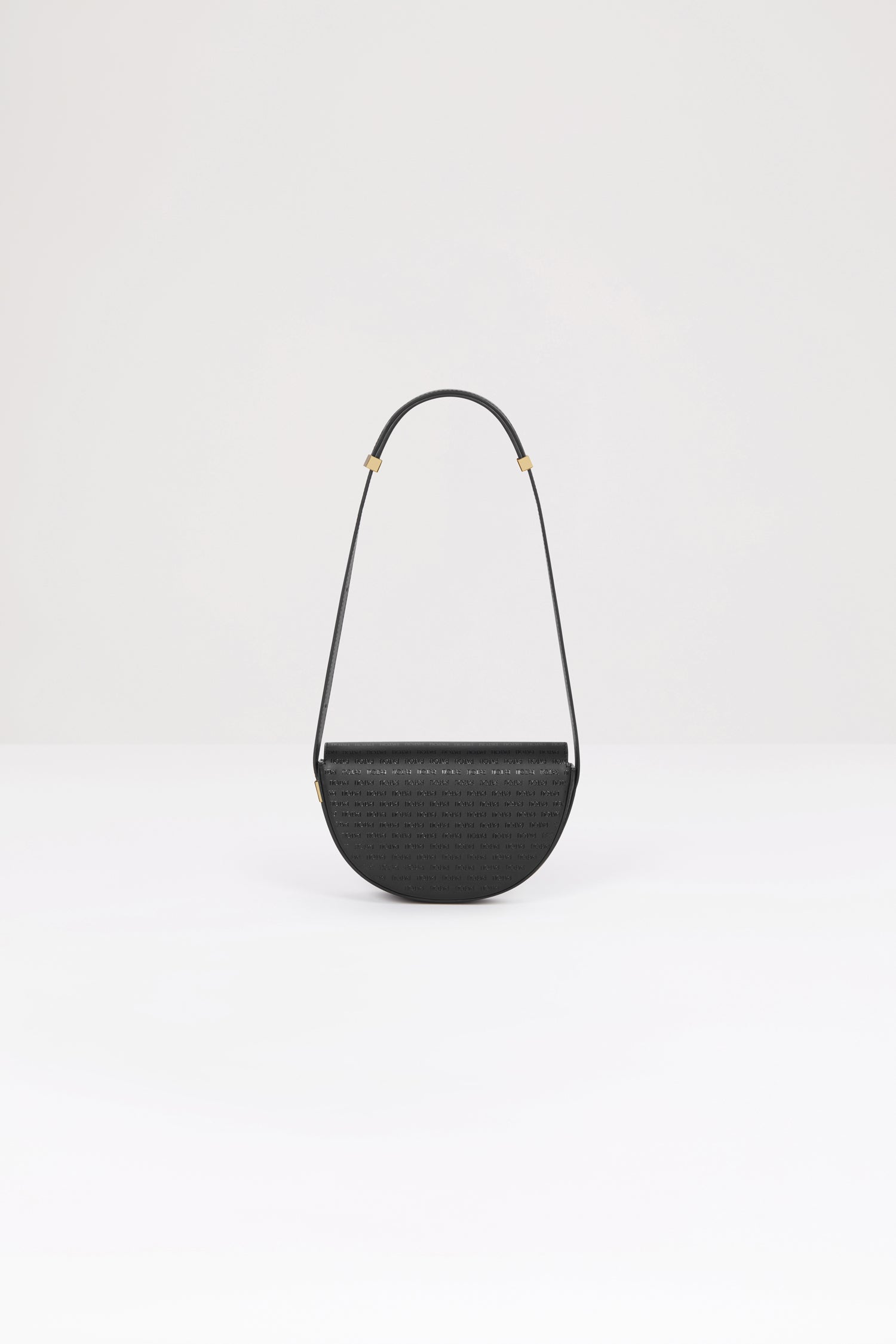 Patou - Borsa Le Petit Patou - Black and Glossy Black - Petit Patou, grande stile.Borsa in pelle nera. Realizzata con pellami recuperati dal ciclo di produzione. Edizione limitata e numerata di 80 esemplari. Forma a mezzaluna con tagli geometrici ispirati al monogramma JP. Dettaglio in metallo oro inciso Patou al lato. Tracolla regolabile che permette di indossarla in più modi: in spalla, crossbody o a mano. Chiusura magnetica con dettaglio JP oro. Fodera eco-friendly.Dimensioni : lunghezza: 20 cm; altezza: 13 cm; larghezza: 5 cm