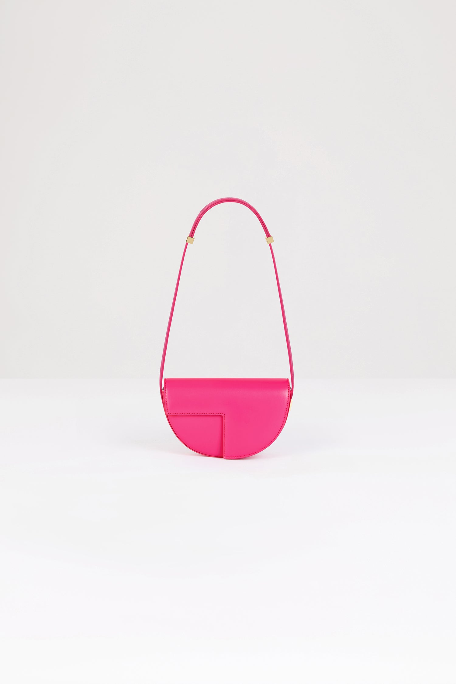 Patou - 르 쁘띠 파투 가죽 백 - Fuschia - 작은 사이즈로 제작된 파투의 시그니처 파투 백.푸시아 핑크 컬러의 가죽 소재. 사용되지 않은 가죽 하이드로 만든 특수 소재만을 사용하여 제작된 백. 120점 한정 생산 리미티드 에디션. JP 모노그램에서 영감을 받은 기하학적 컷아웃이 돋보이는 반원형 실루엣. 측면의 Patou가 새겨진 골드 톤 하드웨어. 길이 조절 가능한 스트랩으로 숄더백, 크로스백, 또는 토트백 스타일로 연출 가능. 골드 톤 JP 디테일의 자석 잠금. 내부 수납공간. 에코 내부 마감.사이즈: 20cm(길이), 13cm(높이), 5cm(깊이)
