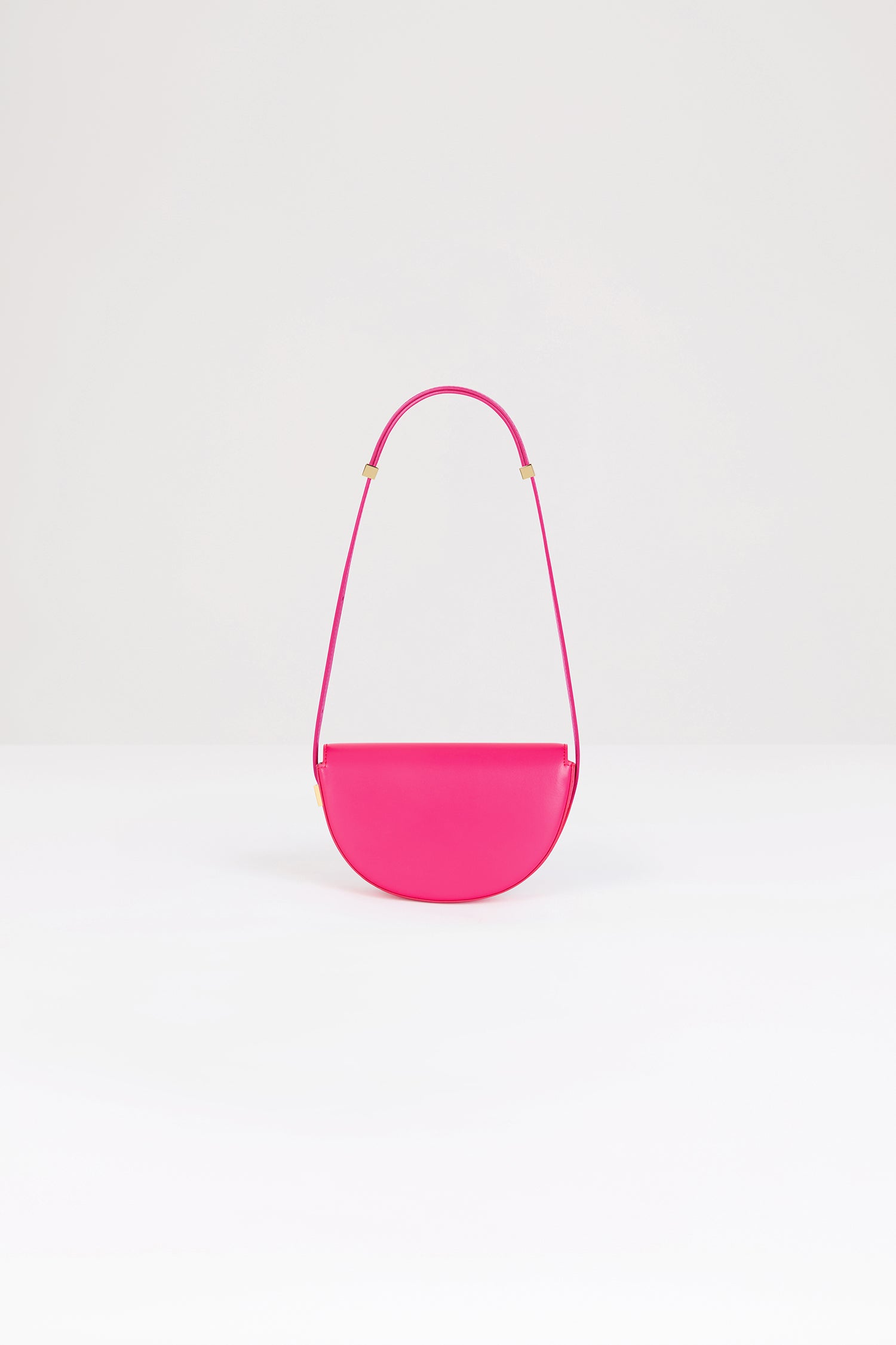 Patou - 르 쁘띠 파투 가죽 백 - Fuschia - 작은 사이즈로 제작된 파투의 시그니처 파투 백.푸시아 핑크 컬러의 가죽 소재. 사용되지 않은 가죽 하이드로 만든 특수 소재만을 사용하여 제작된 백. 120점 한정 생산 리미티드 에디션. JP 모노그램에서 영감을 받은 기하학적 컷아웃이 돋보이는 반원형 실루엣. 측면의 Patou가 새겨진 골드 톤 하드웨어. 길이 조절 가능한 스트랩으로 숄더백, 크로스백, 또는 토트백 스타일로 연출 가능. 골드 톤 JP 디테일의 자석 잠금. 내부 수납공간. 에코 내부 마감.사이즈: 20cm(길이), 13cm(높이), 5cm(깊이)
