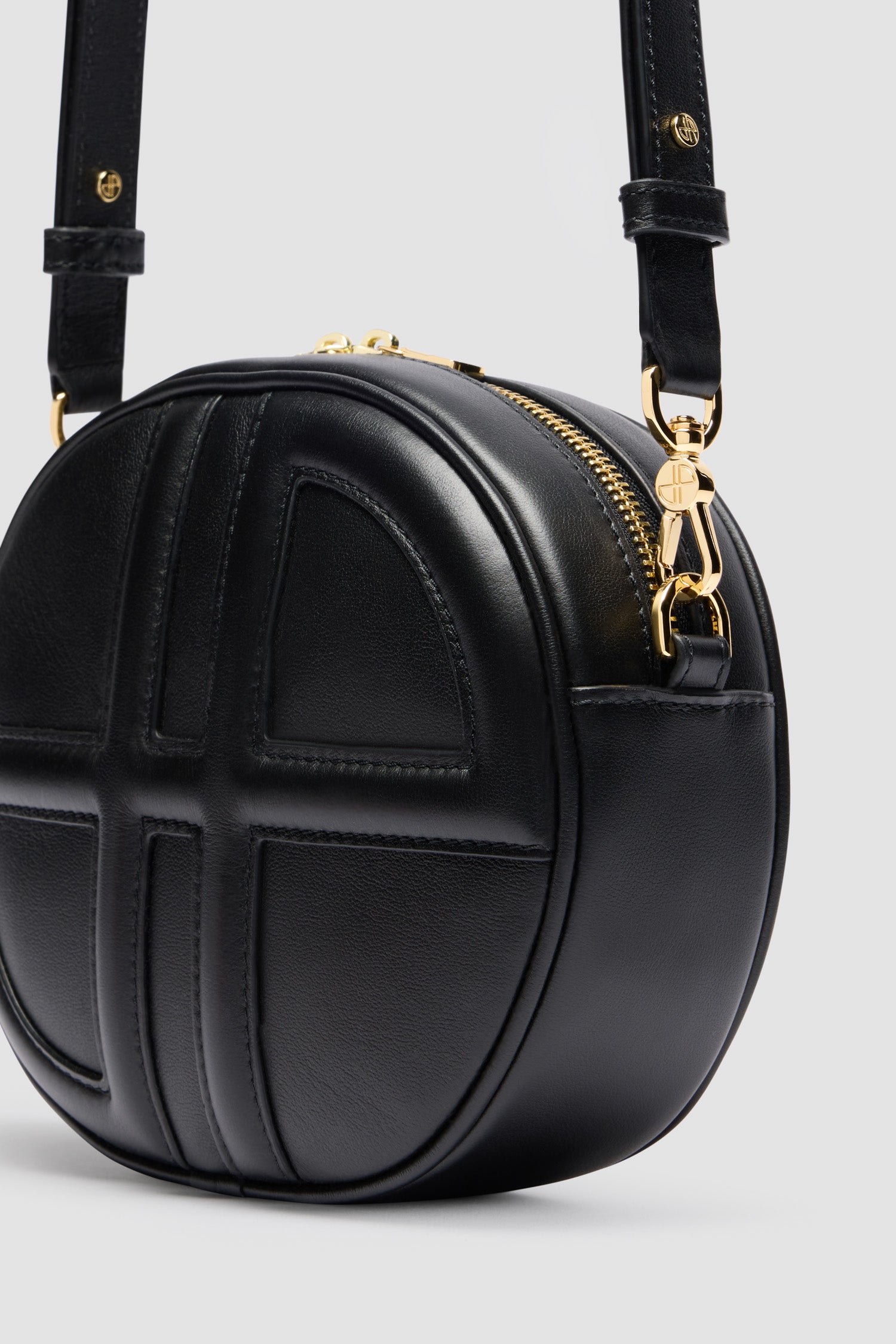 Patou - Le JP bag in leather - Black - A darling newcomer to covet and carry the world over.Black leather handbag. Crafted using unique materials sourced from unused high-quality leather hides. 200 limited numbered edition. Oval shape with a foam-padded 3D JP monogram at the front. Embossed Patou logo at the back. Two-way zip fastening. Single inside pocket. Detachable and adjustable strap. Gold-tone hardware. Eco lining.Measures: 21cm (length), 18cm (height), 7cm (depth)Adjustable strap: 66cm-110cm