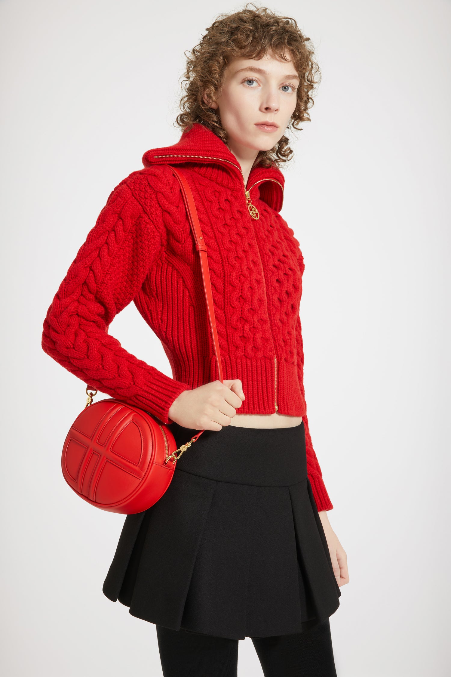 Patou - Borsa Le JP in pelle - Racing Red - Bonjour Le JP!Borsa in pelle rossa. Realizzata con pellami recuperati dal ciclo di produzione. Edizione limitata e numerata di 60 esemplari. Forma ovale con JP 3D sul davanti. Patou goffrato sul retro. Zip doppio cursore. Tracolla regolabile e rimovibile. Dettagli metallici oro. Fodera sostenibile.Dimensioni : lunghezza: 21 cm; altezza: 18 cm; larghezza: 7 cmTracolla regolabile: 66cm-110cm