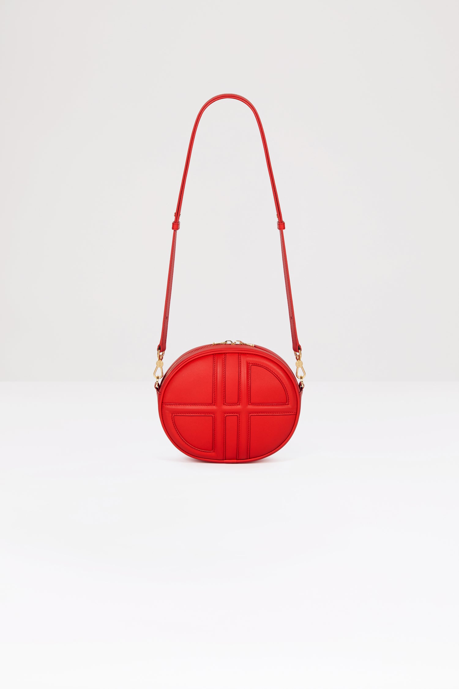 Patou - Borsa Le JP in pelle - Racing Red - Bonjour Le JP!Borsa in pelle rossa. Realizzata con pellami recuperati dal ciclo di produzione. Edizione limitata e numerata di 60 esemplari. Forma ovale con JP 3D sul davanti. Patou goffrato sul retro. Zip doppio cursore. Tracolla regolabile e rimovibile. Dettagli metallici oro. Fodera sostenibile.Dimensioni : lunghezza: 21 cm; altezza: 18 cm; larghezza: 7 cmTracolla regolabile: 66cm-110cm
