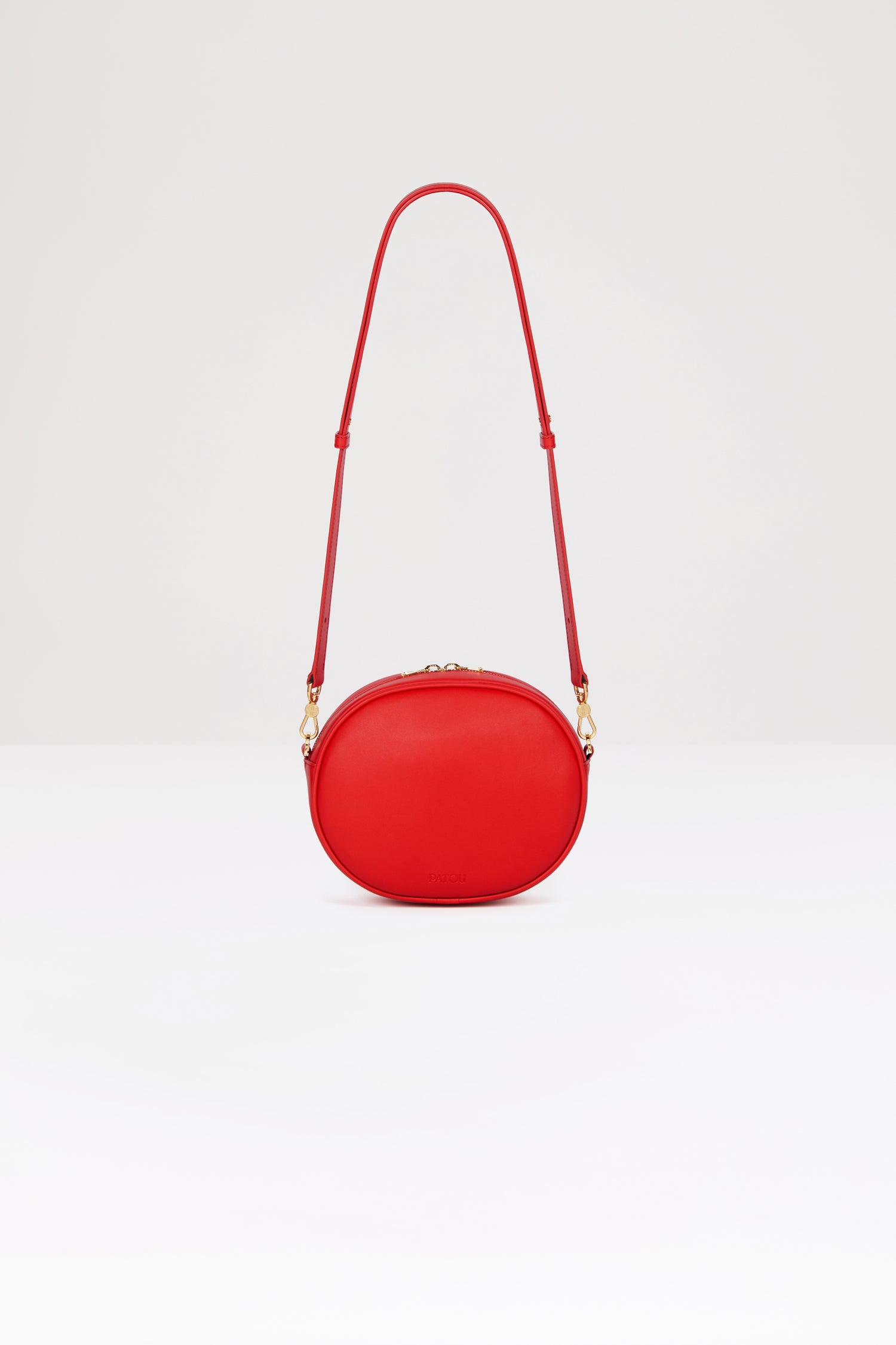 Patou - Borsa Le JP in pelle - Racing Red - Bonjour Le JP!Borsa in pelle rossa. Realizzata con pellami recuperati dal ciclo di produzione. Edizione limitata e numerata di 60 esemplari. Forma ovale con JP 3D sul davanti. Patou goffrato sul retro. Zip doppio cursore. Tracolla regolabile e rimovibile. Dettagli metallici oro. Fodera sostenibile.Dimensioni : lunghezza: 21 cm; altezza: 18 cm; larghezza: 7 cmTracolla regolabile: 66cm-110cm