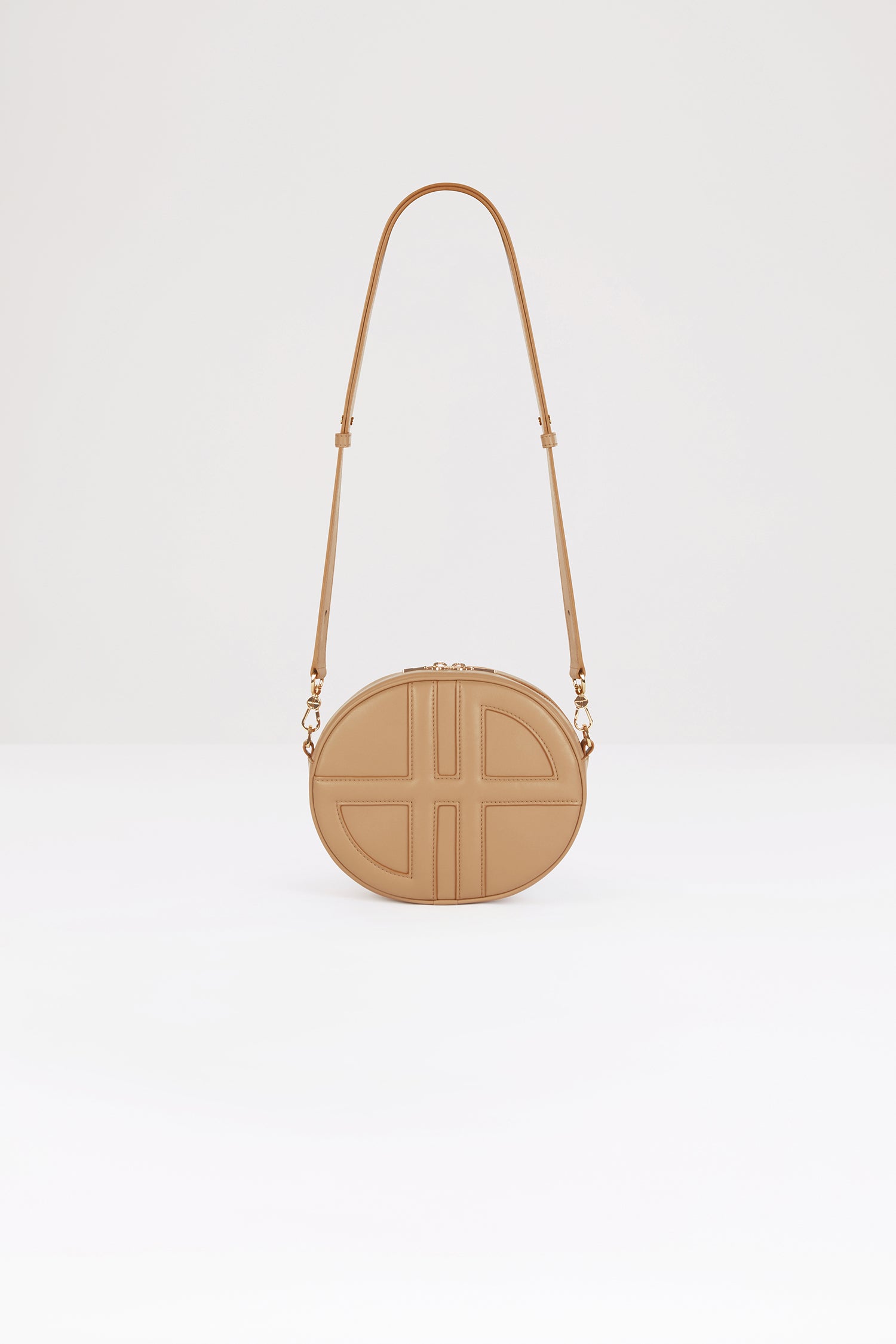 Patou - Le JP bag in leather - Beige - A darling newcomer to covet and carry the world over.Beige leather handbag. 60 limited numbered edition. Oval shape with a foam-padded 3D JP monogram at the front. Embossed Patou at the back. Two-way zip fastening. Single inside pocket. Detachable and adjustable strap. Gold-tone hardware. Eco lining.Measures: 21 cm (length), 18 cm (height), 7 cm (depth)Adjustable strap: 66 cm-110 cm