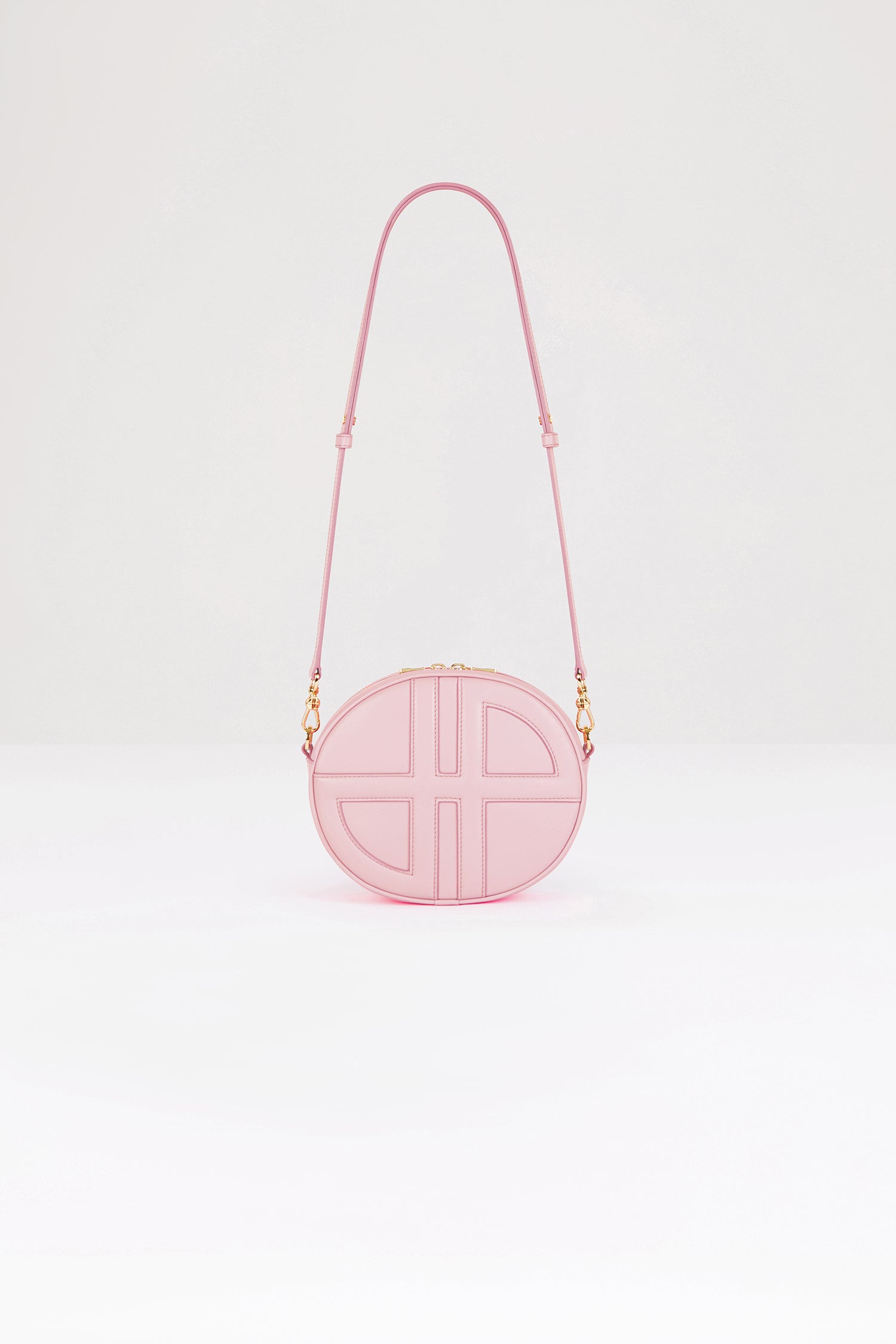 Patou - レザー製 Le JPバッグ - Light Pink - 世界中が待ち望む可愛い新作アイテム。ライトピンクのレザーハンドバッグ。番号入り60点限定エディション。オーバル型、フロントにフォームパッド入りの3D JPモノグラム。バックにエンボス加工のPatou。ダブルジップファスナー。内側にポケット1つ。取り外し・調節可能なストラップ。ゴールドトーンのメタルパーツ。エコライニング。長さ: 長さ: 21cm、高さ: 18cm、幅: 7cm 調整可能なストラップ:66cm-110cm