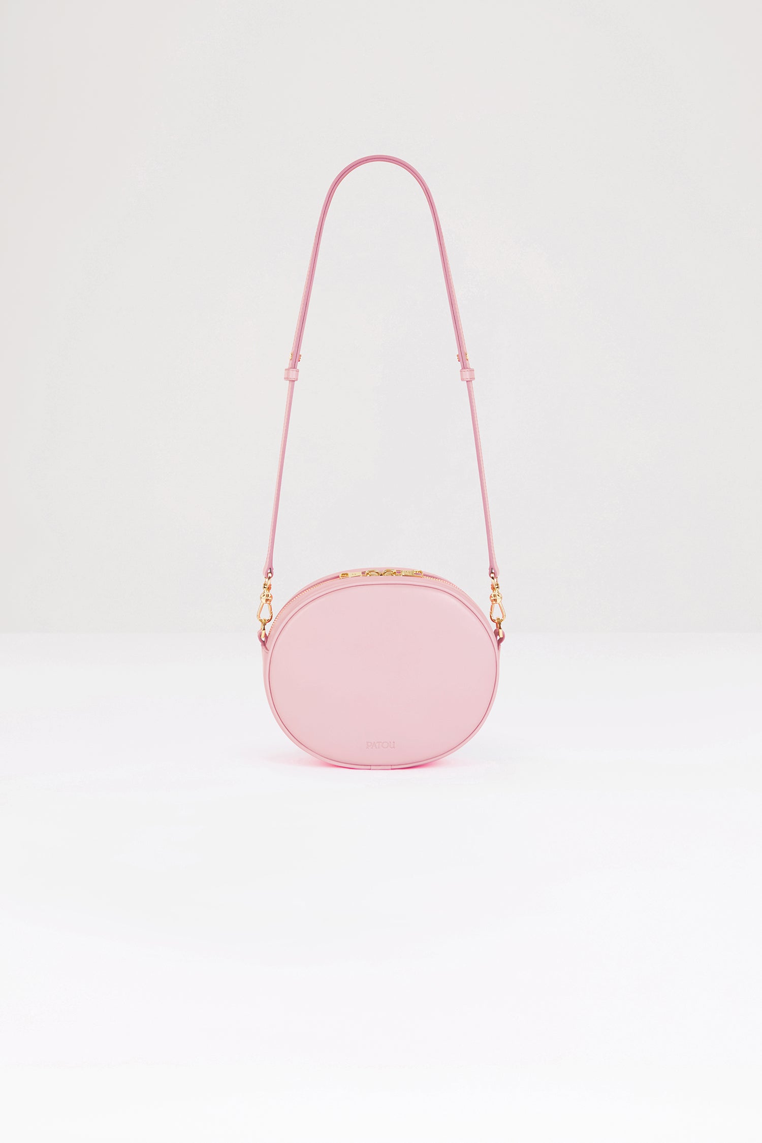 Patou - レザー製 Le JPバッグ - Light Pink - 世界中が待ち望む可愛い新作アイテム。ライトピンクのレザーハンドバッグ。番号入り60点限定エディション。オーバル型、フロントにフォームパッド入りの3D JPモノグラム。バックにエンボス加工のPatou。ダブルジップファスナー。内側にポケット1つ。取り外し・調節可能なストラップ。ゴールドトーンのメタルパーツ。エコライニング。長さ: 長さ: 21cm、高さ: 18cm、幅: 7cm 調整可能なストラップ:66cm-110cm