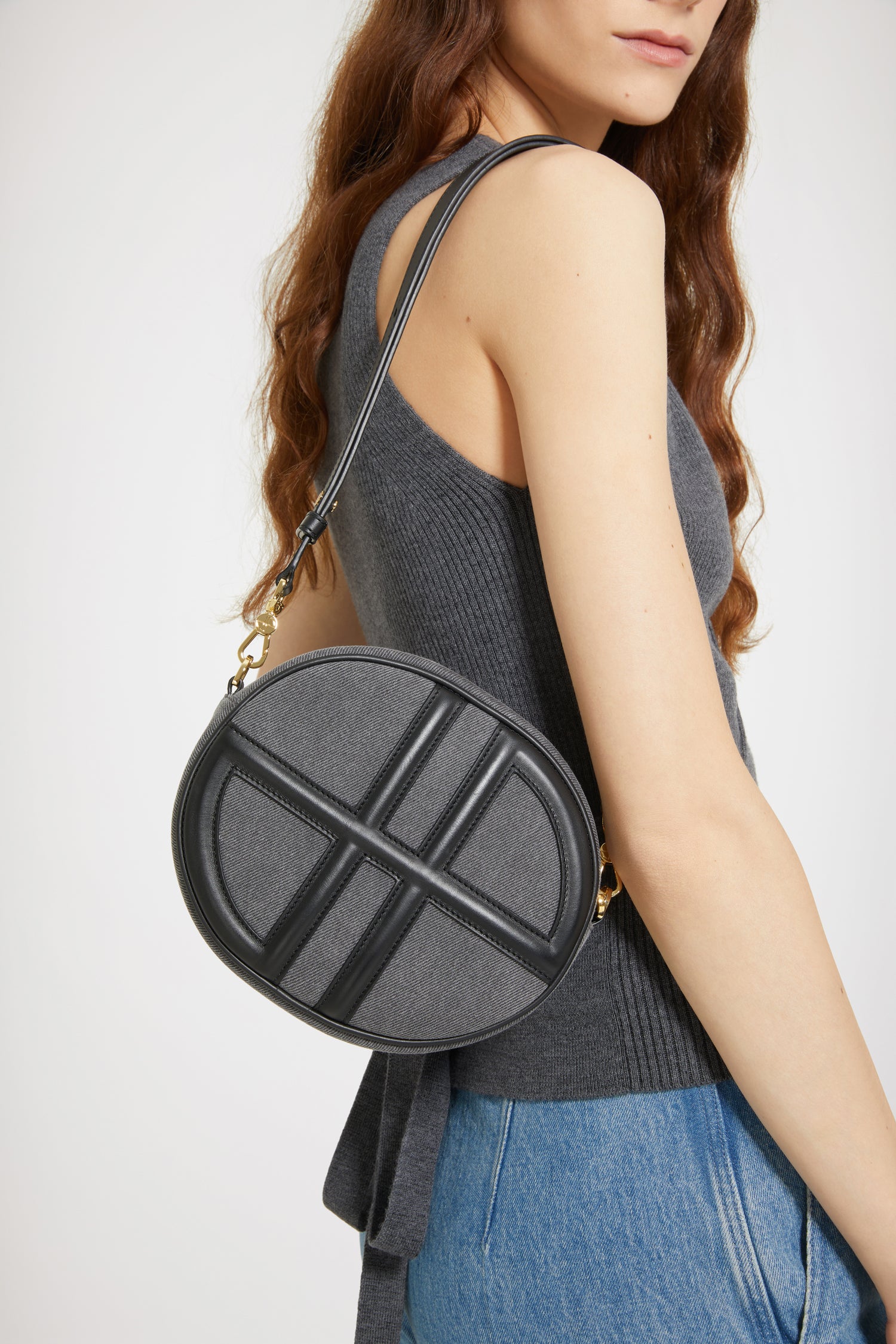 Patou - Borsa Le JP in denim bio e pelle - Anthracite - Bonjour Le JP!Borsa in denim di cotone bio e pelle grigio antracite. Realizzata con pellami recuperati dal ciclo di produzione. Edizione limitata e numerata di 40 esemplari. Forma ovale con JP 3D sul davanti. Patou goffrato sul retro. Zip doppio cursore. Tracolla regolabile e rimovibile. Dettagli metallici oro. Fodera sostenibile.Dimensioni : lunghezza: 21 cm; altezza: 18 cm; larghezza: 7 cmTracolla regolabile: 66cm-110cm