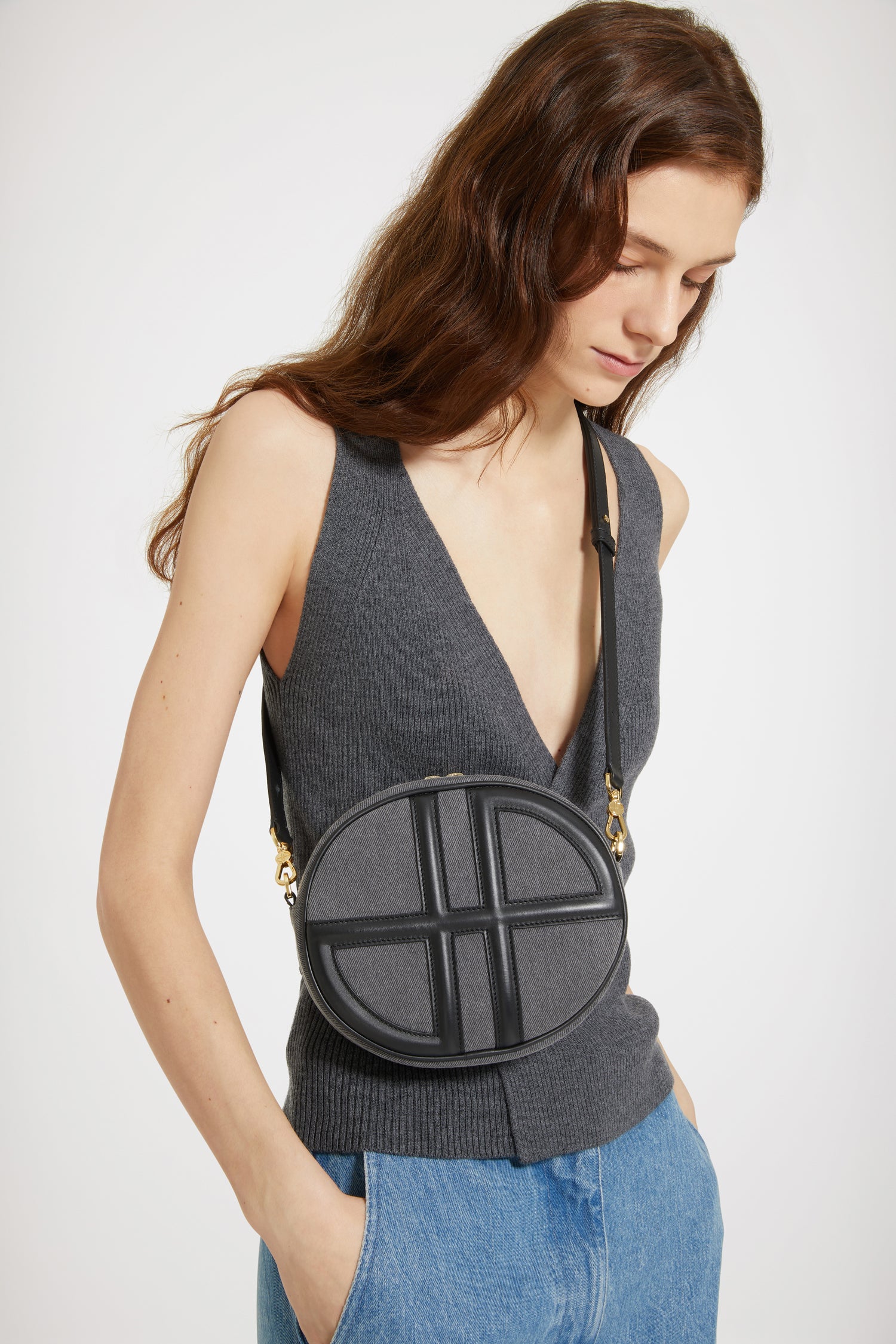 Patou - Borsa Le JP in denim bio e pelle - Anthracite - Bonjour Le JP!Borsa in denim di cotone bio e pelle grigio antracite. Realizzata con pellami recuperati dal ciclo di produzione. Edizione limitata e numerata di 40 esemplari. Forma ovale con JP 3D sul davanti. Patou goffrato sul retro. Zip doppio cursore. Tracolla regolabile e rimovibile. Dettagli metallici oro. Fodera sostenibile.Dimensioni : lunghezza: 21 cm; altezza: 18 cm; larghezza: 7 cmTracolla regolabile: 66cm-110cm
