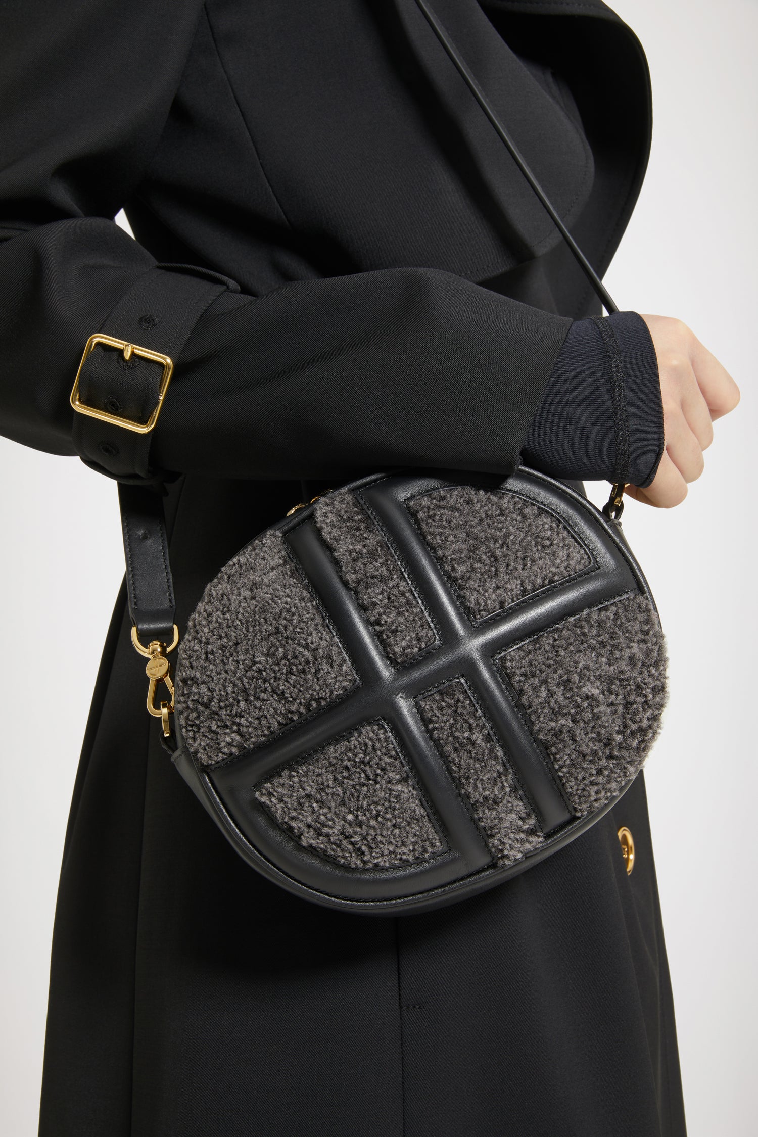 Patou - Borsa JP in montone e pelle - Anthracite - Bonjour Le JP!Borsa in montone e pelle grigio antracite. Realizzata con pellami recuperati dal ciclo di produzione. Edizione limitata e numerata di 40 esemplari. Forma ovale con JP 3D sul davanti. Patou goffrato sul retro. Zip doppio cursore. Tracolla regolabile e rimovibile. Dettagli metallici oro. Fodera sostenibile.Dimensioni : lunghezza: 21 cm; altezza: 18 cm; larghezza: 7 cmTracolla regolabile: 66cm-110cm
