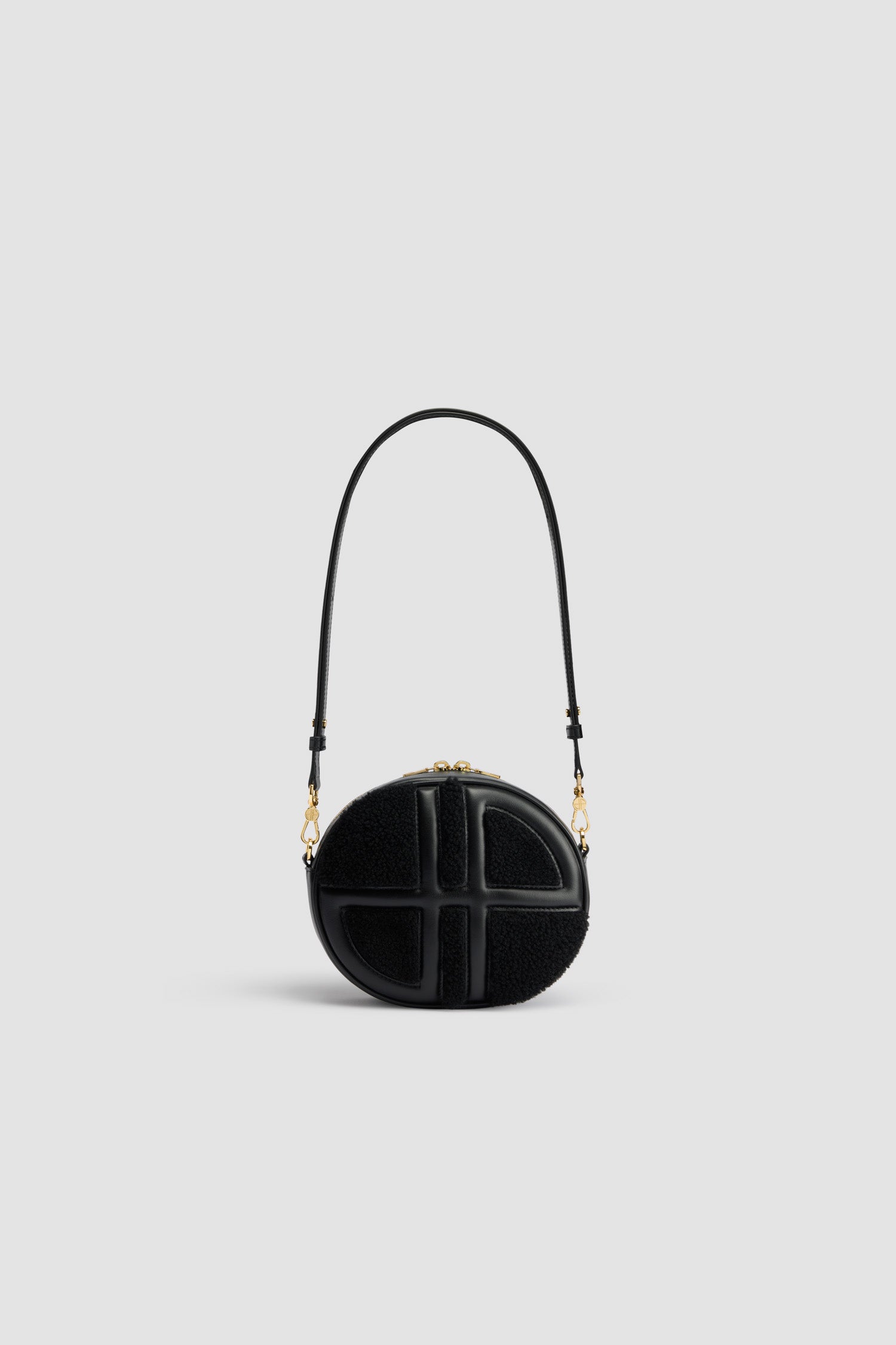 Patou - Borsa Le JP in pelle e montone - Black - Borsa in pelle e montone neri. Forma ovale con JP 3D sul davanti. Patou goffrato sul retro. Zip doppio cursore. Tracolla regolabile e rimovibile. Dettagli metallici oro. Fodera ecosostenibile.Lunghezza: 21 cm; altezza: 18 cm; larghezza: 7 cmTracolla regolabile: 66 cm-110 cm