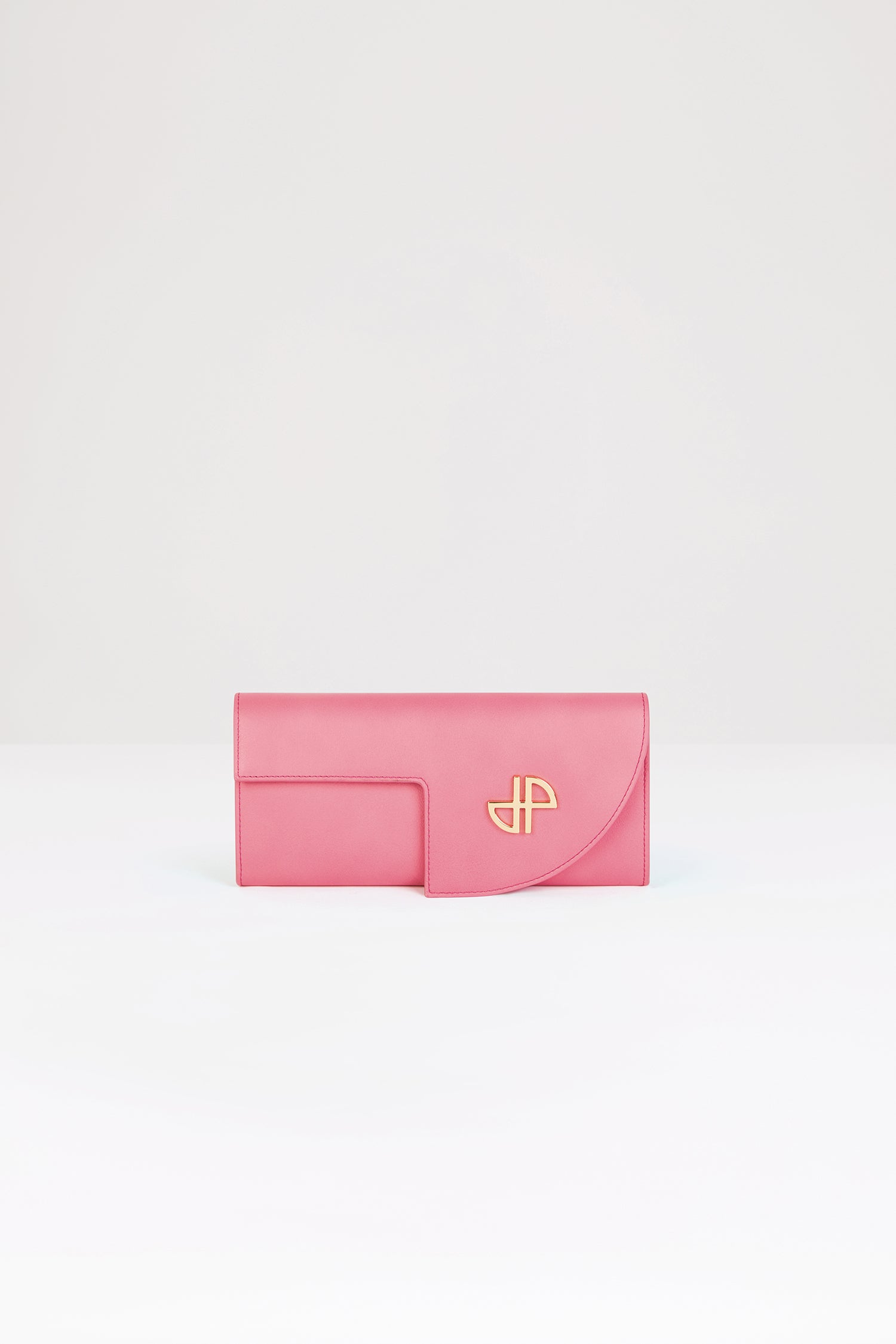 Patou - Pochette JP à chaîne en cuir - Pink - Chic, un sac de soirée !Pochette en cuir rose. Forme compacte. Bandoulière chaîne dorée. Découpe sur le devant et détail JP doré. Fermeture à pression. Poche zippée. Patou doré embossé au dos.