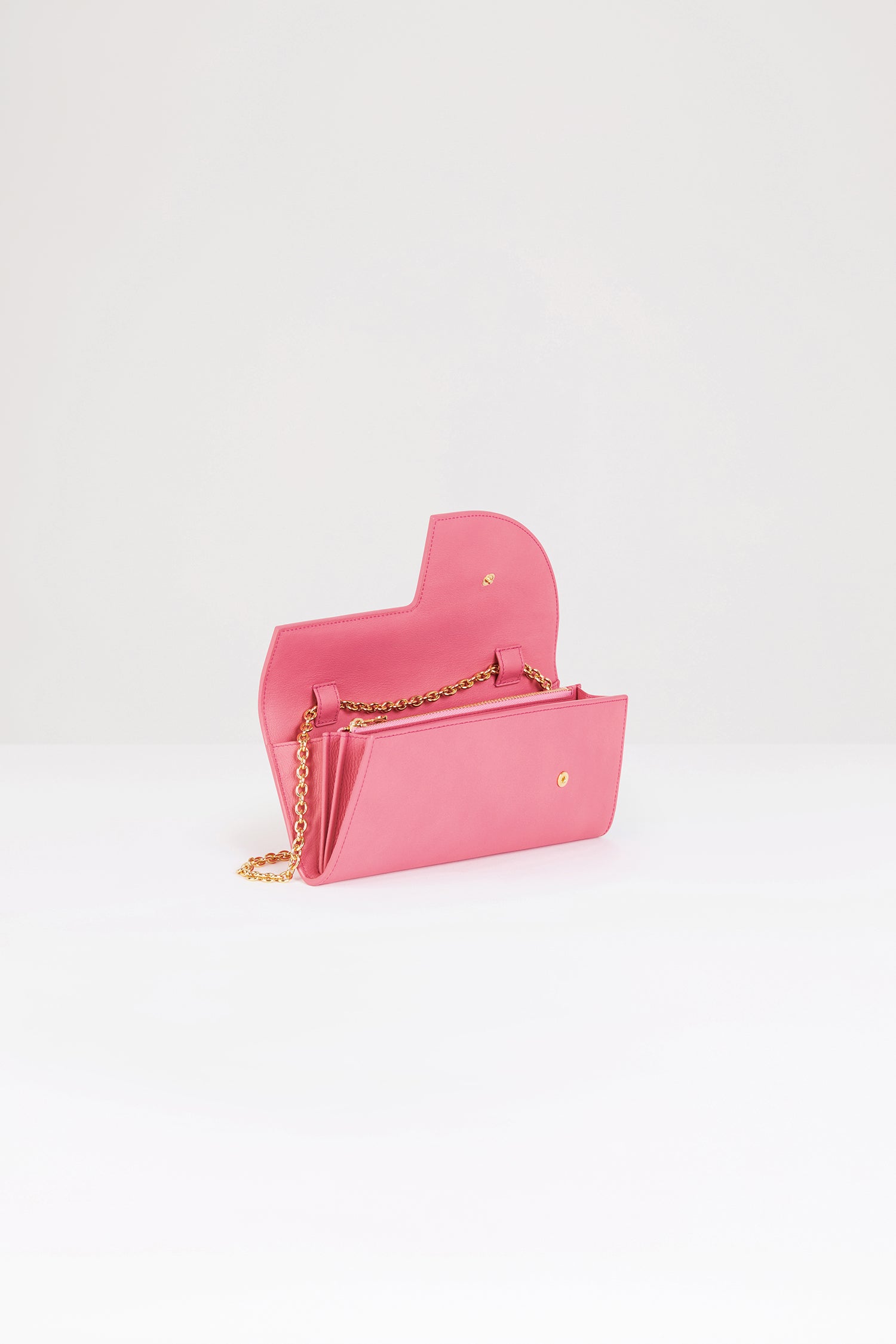 Patou - Pochette JP à chaîne en cuir - Pink - Chic, un sac de soirée !Pochette en cuir rose. Forme compacte. Bandoulière chaîne dorée. Découpe sur le devant et détail JP doré. Fermeture à pression. Poche zippée. Patou doré embossé au dos.