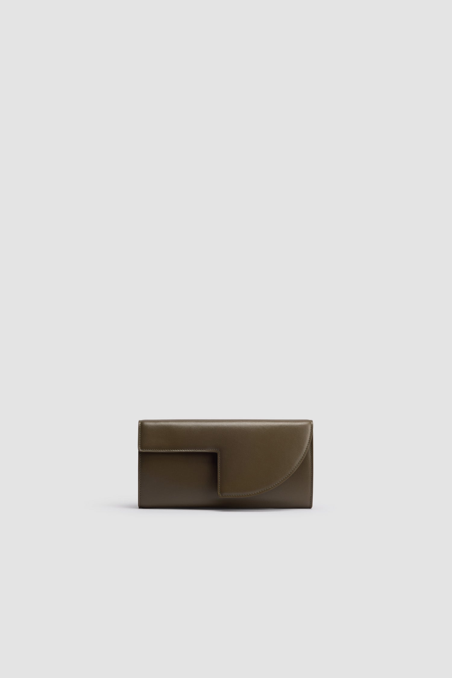 Patou - Pochette Patou à chaîne en cuir - Winter Moss - Pochette en cuir vert mousse. Réalisée en cuir de grande qualité provenant de stocks dormants issus des surplus de production. Édition limitée et numérotée disponible en 20 exemplaires. Forme compacte. Bandoulière chaîne dorée. Découpe sur le devant. Fermeture à pression. Poche zippée.
