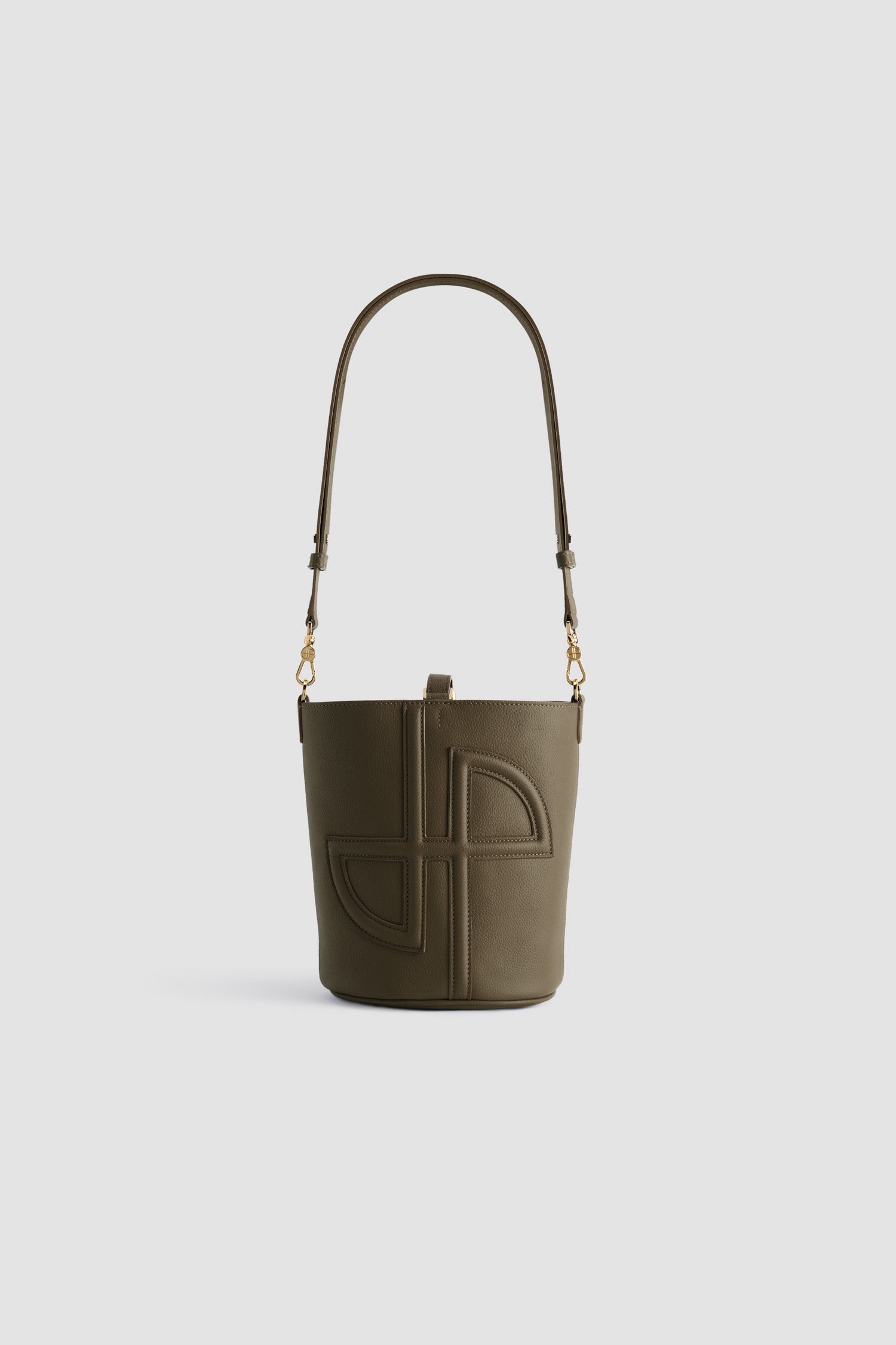Patou - Piccola borsa a secchiello JP in pelle - Winter Moss - Borsa in pelle sgranata verde muschio. Modello piccolo. Forma a secchiello con JP in 3D sul davanti. Chiusura con cinghia. Tracolla rimovibile e regolabile. Parti metalliche oro. Piedini in metallo.