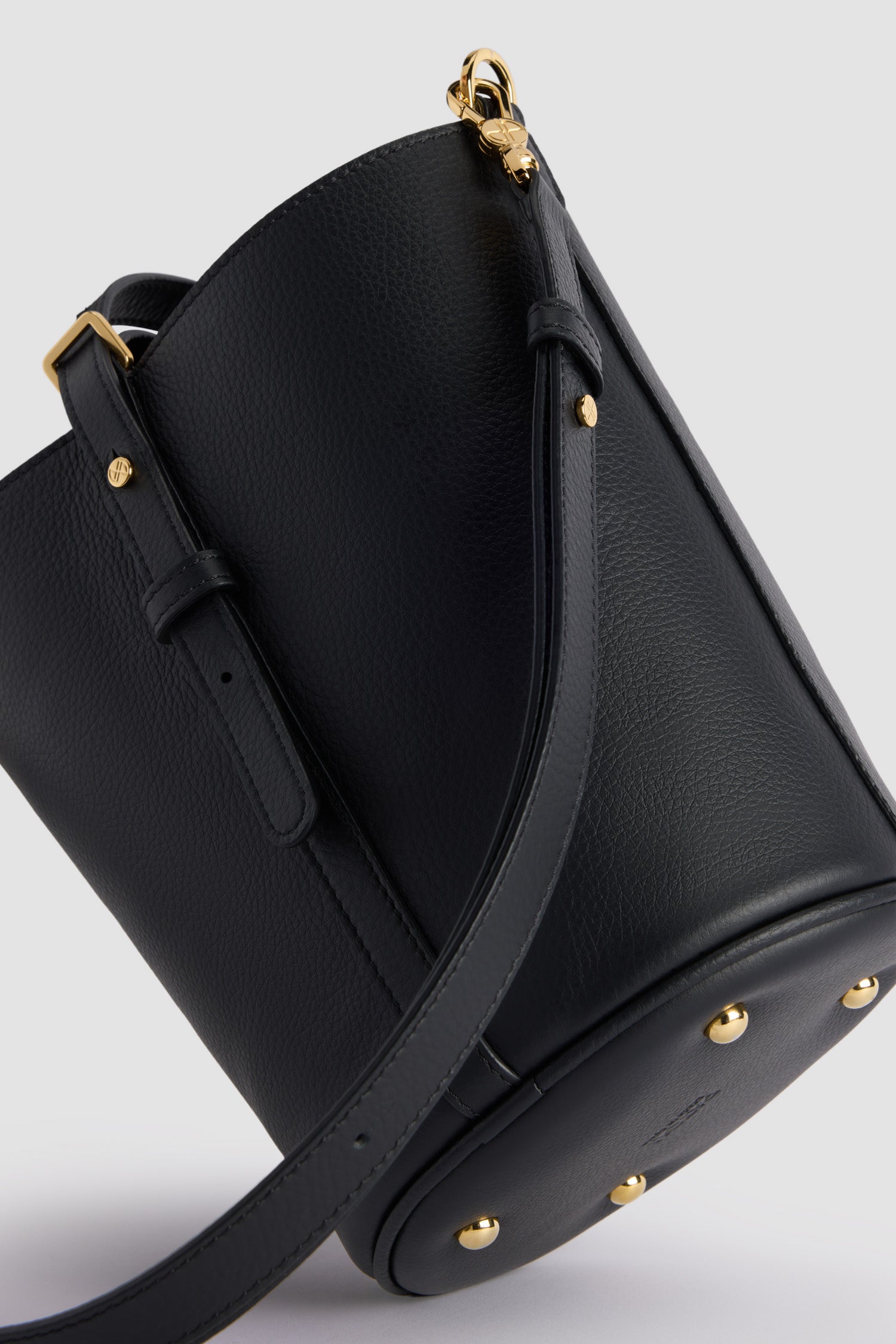 Patou - Piccola borsa a secchiello JP in pelle - Black - Borsa in pelle sgranata nera. Modello piccolo. Forma a secchiello con JP in 3D sul davanti. Chiusura con cinghia. Tracolla rimovibile e regolabile. Parti metalliche oro. Piedini in metallo.