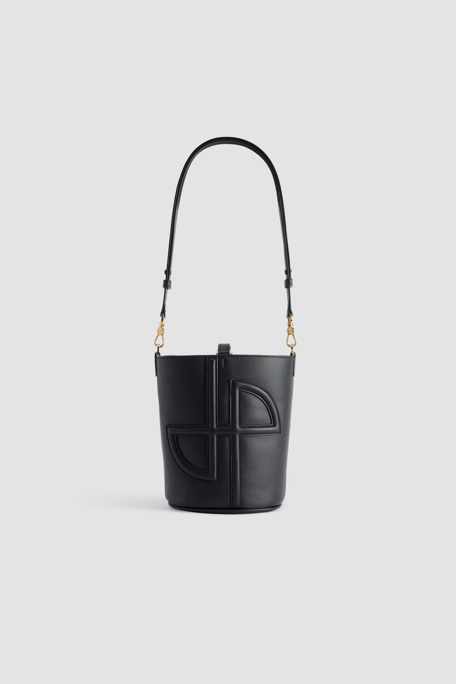 Patou - Piccola borsa a secchiello JP in pelle - Black - Borsa in pelle sgranata nera. Modello piccolo. Forma a secchiello con JP in 3D sul davanti. Chiusura con cinghia. Tracolla rimovibile e regolabile. Parti metalliche oro. Piedini in metallo.