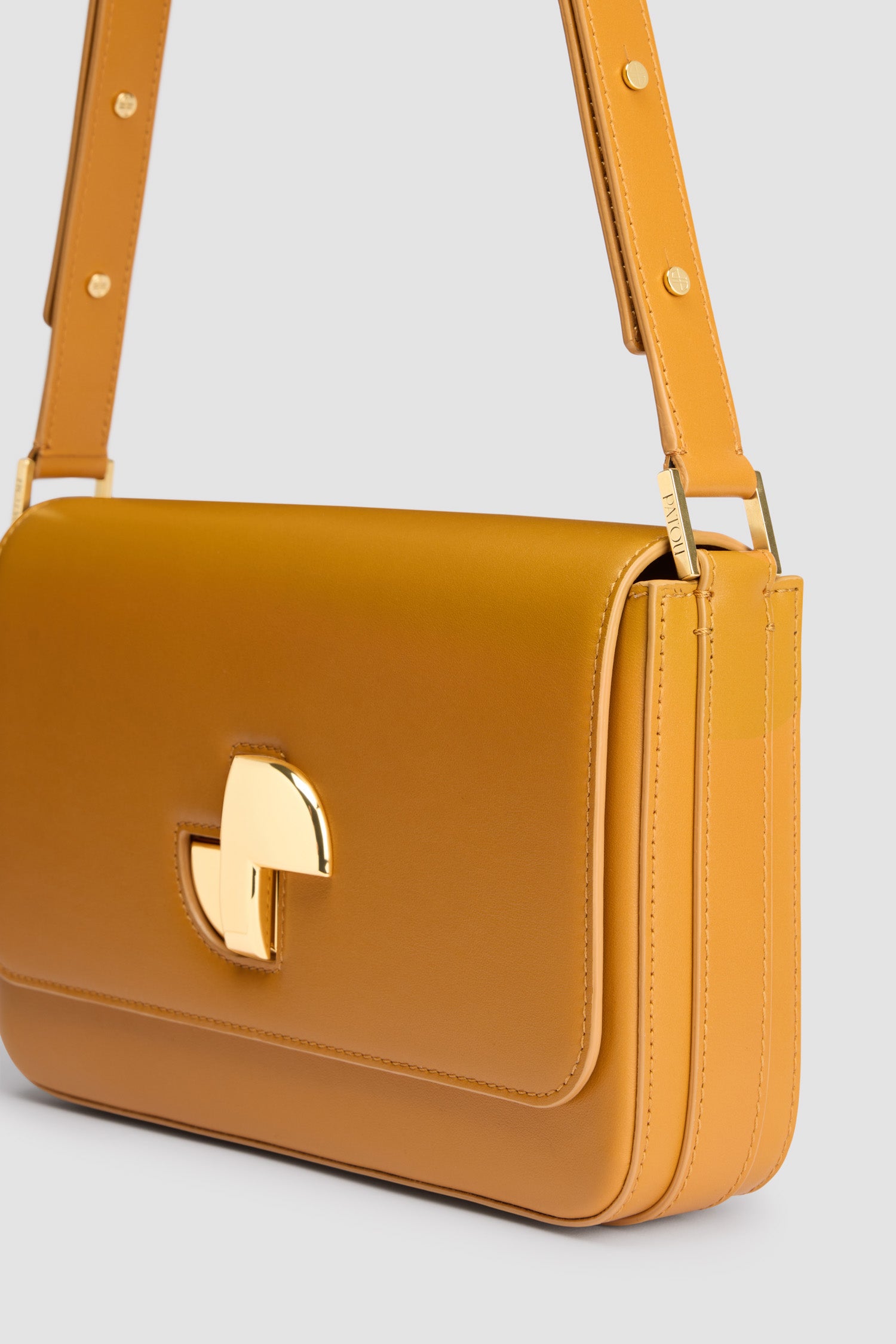 Patou - Le Classic Lock Tasche aus Leder - Gold - Goldgelbe Handtasche aus Leder. Klassische Tagestasche mit einem gewissen Etwas. Goldener Art déco-JP-Drehverschluss an der Vorderseite. Durch den verstellbaren Riemen kann sie kurz oder lang getragen werden. Innenfutter aus Leder.