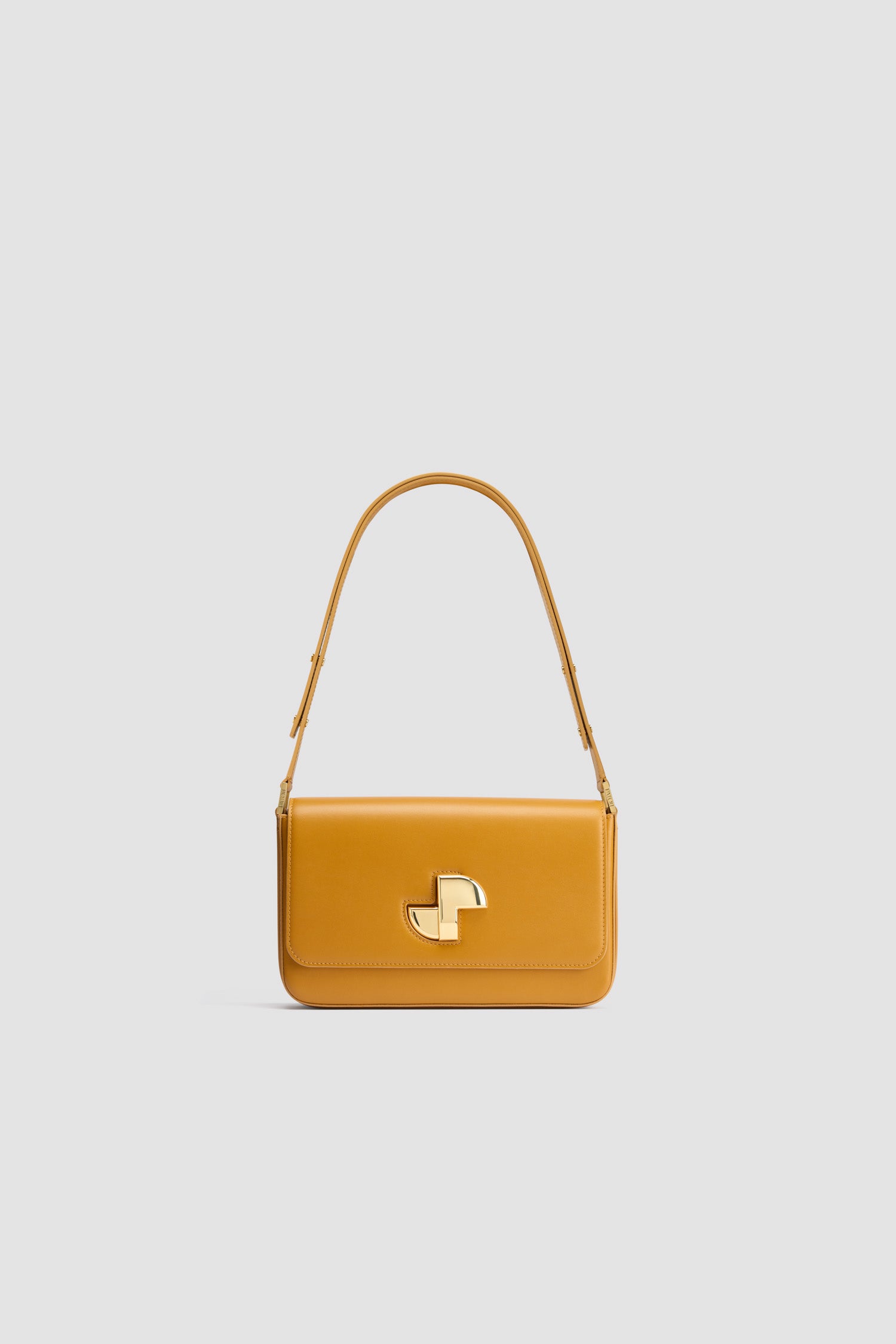 Patou - Le Classic Lock Tasche aus Leder - Gold - Goldgelbe Handtasche aus Leder. Klassische Tagestasche mit einem gewissen Etwas. Goldener Art déco-JP-Drehverschluss an der Vorderseite. Durch den verstellbaren Riemen kann sie kurz oder lang getragen werden. Innenfutter aus Leder.